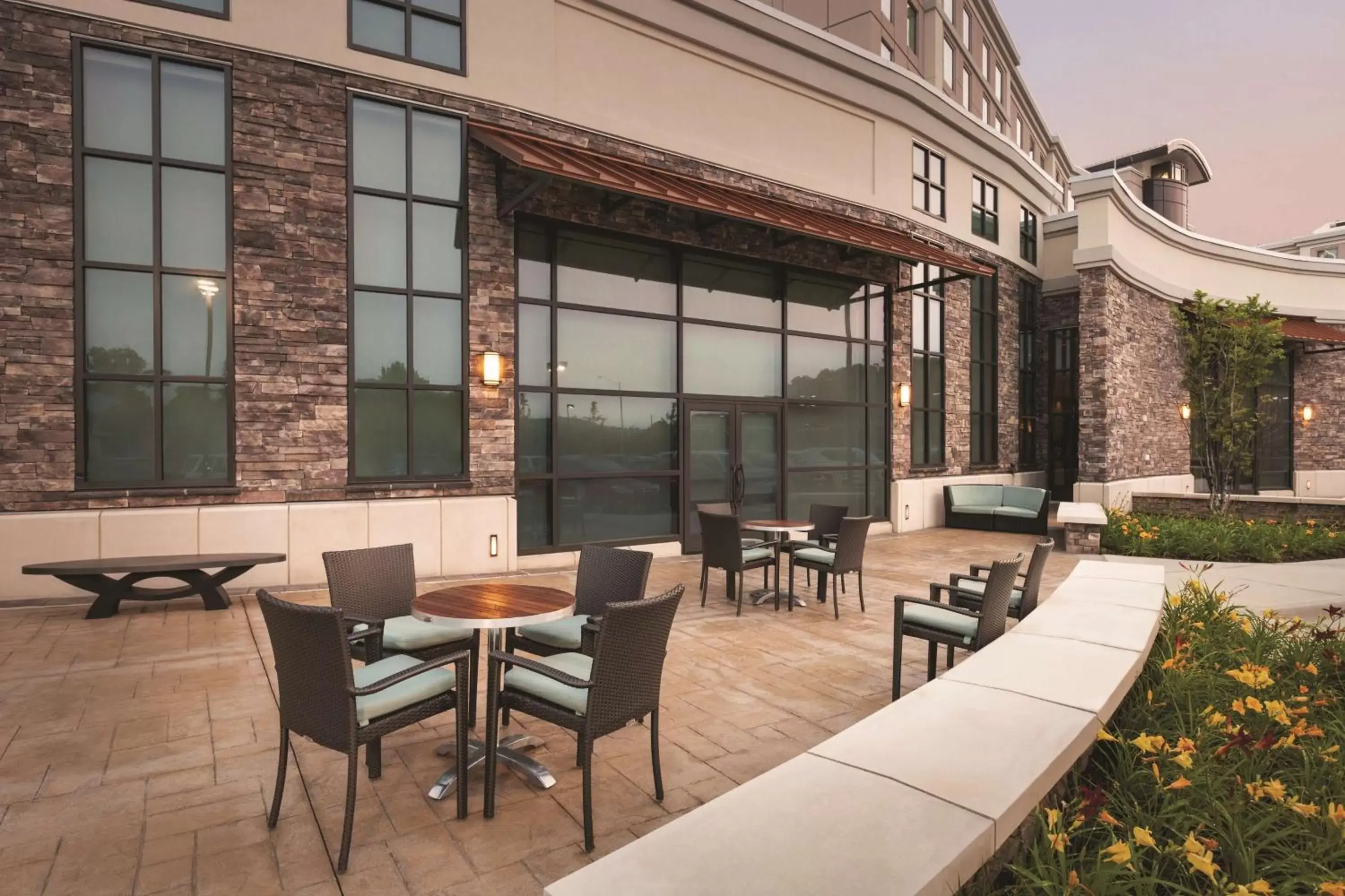 Patio, Restaurant/Places to Eat in Embassy Suites Springfield