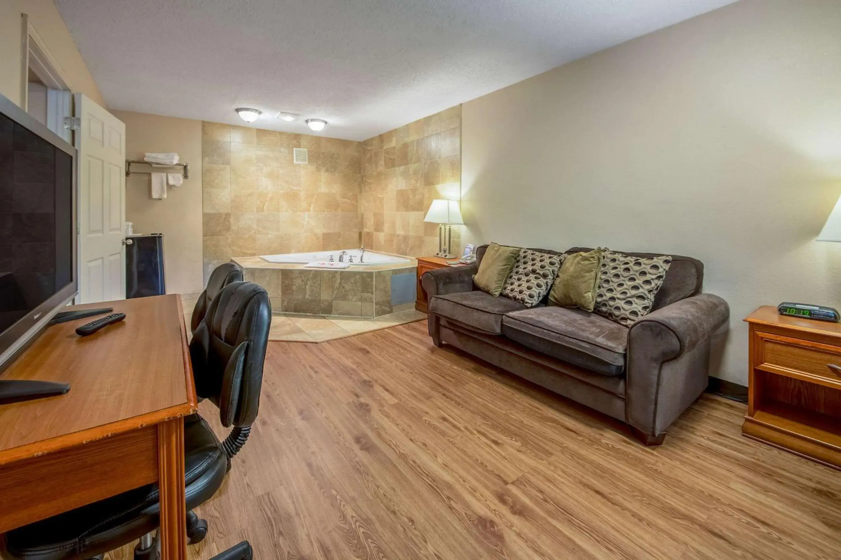 Photo of the whole room, Seating Area in Econo Lodge Mount Laurel
