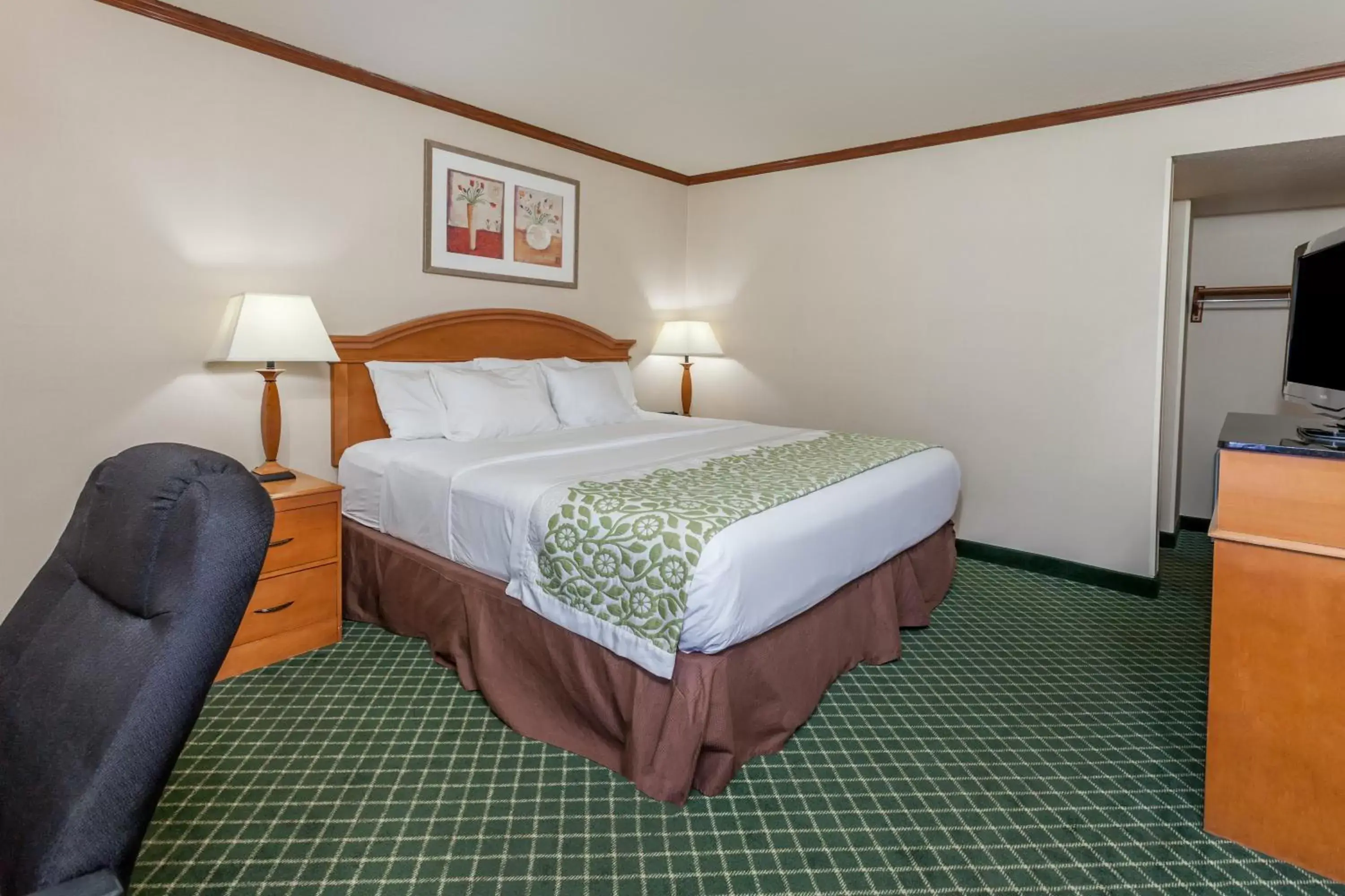 Bed in Days Inn & Suites by Wyndham Warren