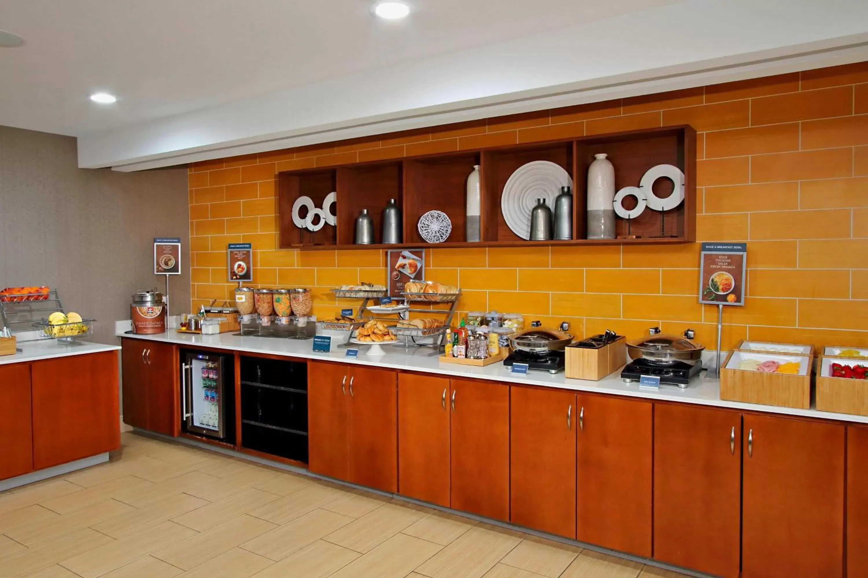 Breakfast, Kitchen/Kitchenette in SpringHill Suites by Marriott Madera