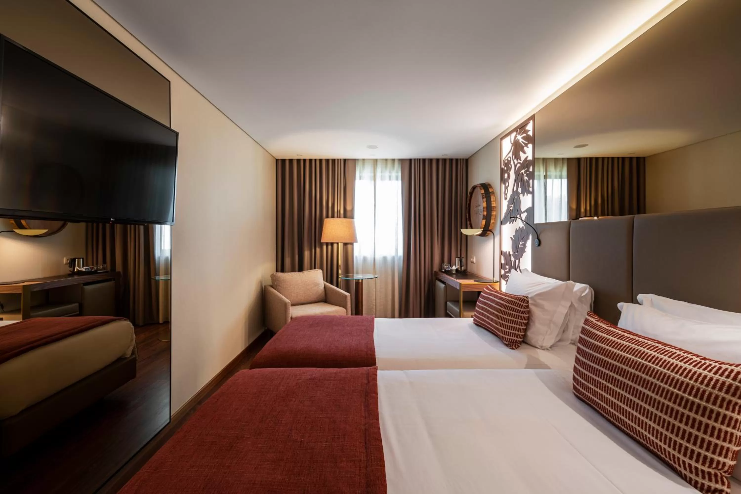 TV and multimedia, Bed in TURIM Oporto Hotel