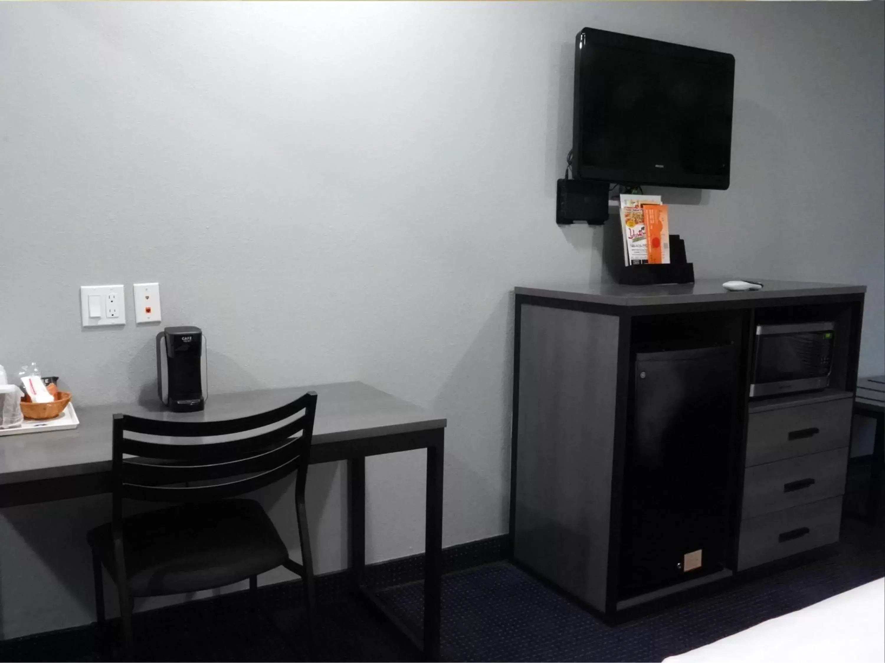 TV and multimedia, TV/Entertainment Center in Americas Best Value Inn and Suites Bush International Airport