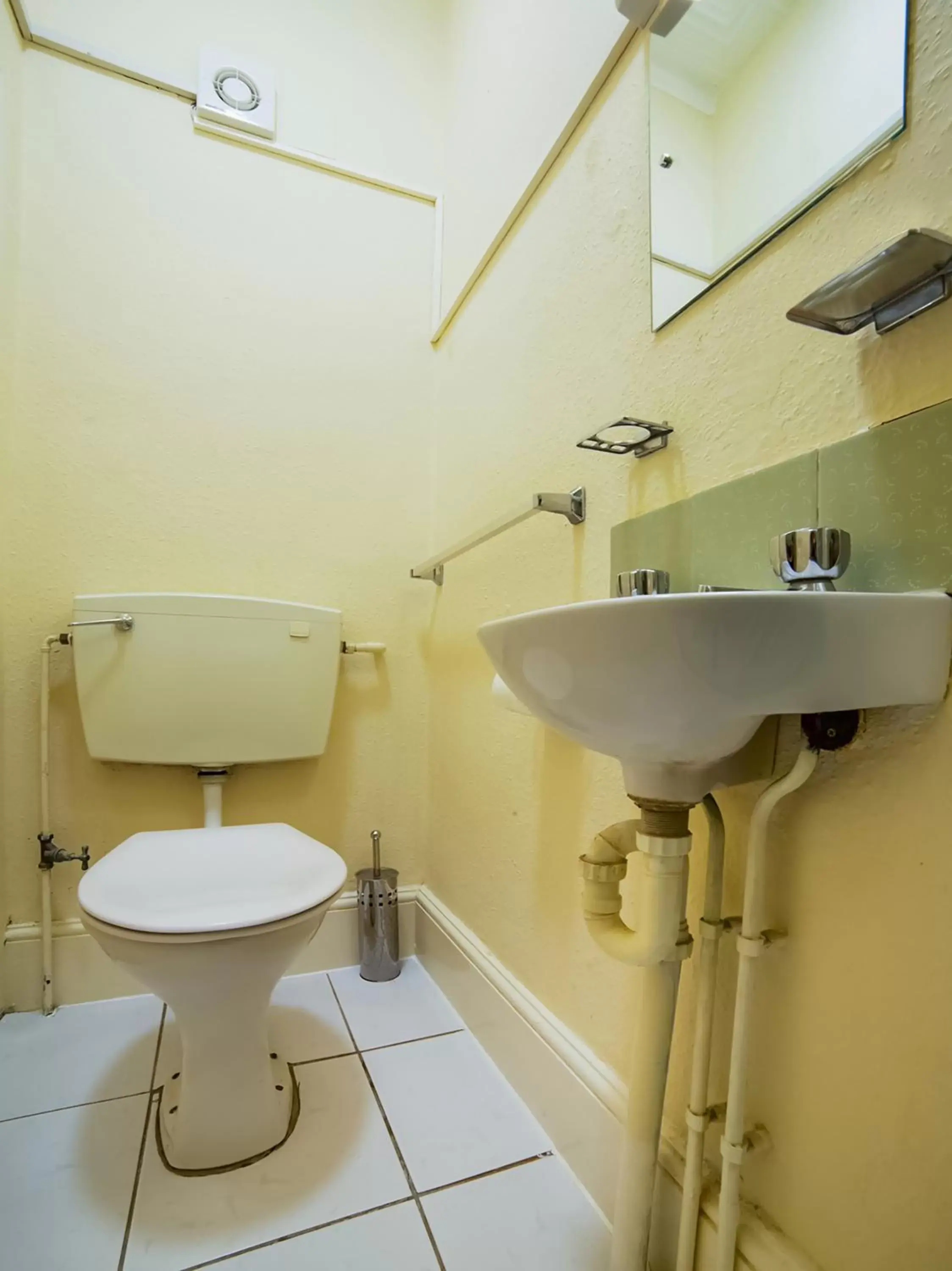 Bathroom in OYO Devine Beach Hotel, Westcliff Southend-On-Sea