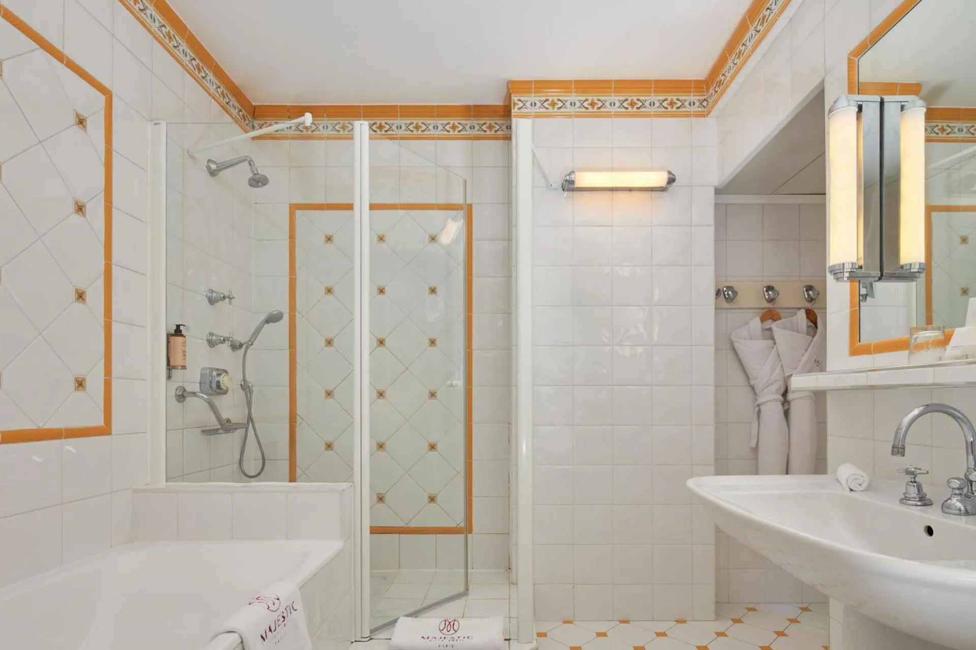 Shower in Majestic Hotel Spa - Champs Elysées