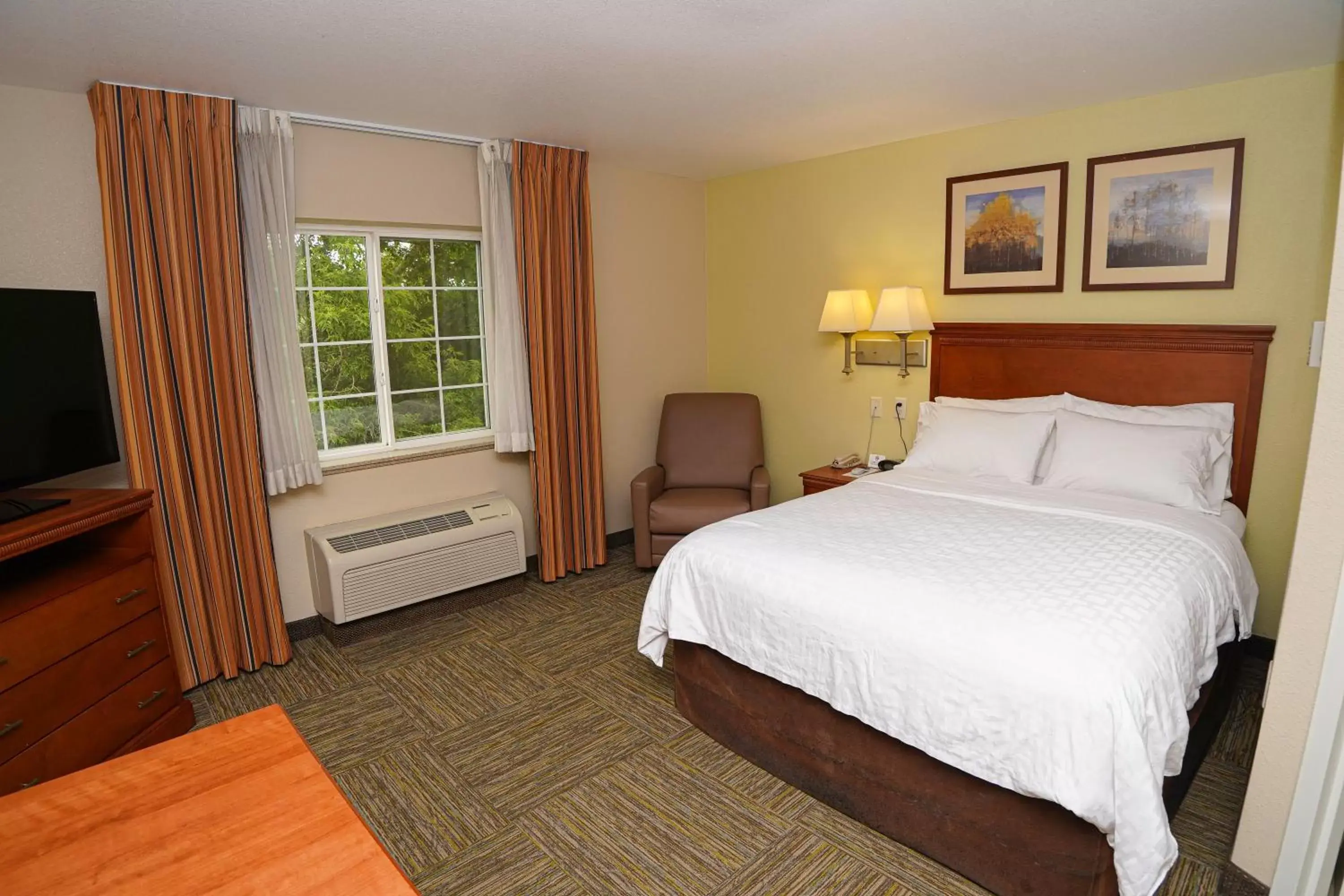 Photo of the whole room, Bed in Candlewood Suites Boise - Towne Square, an IHG Hotel