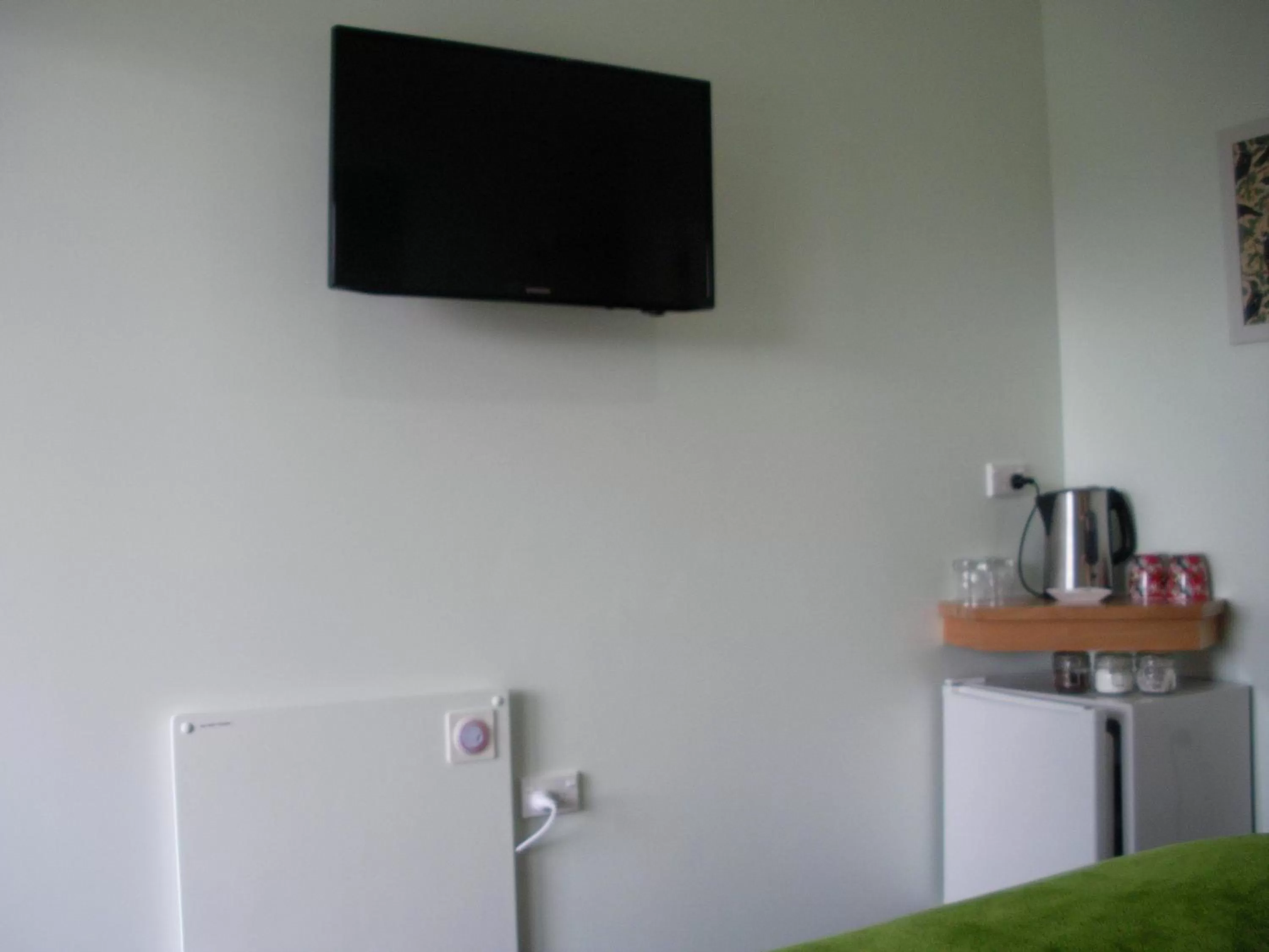 TV and multimedia in Mahinapua Retreat B&B