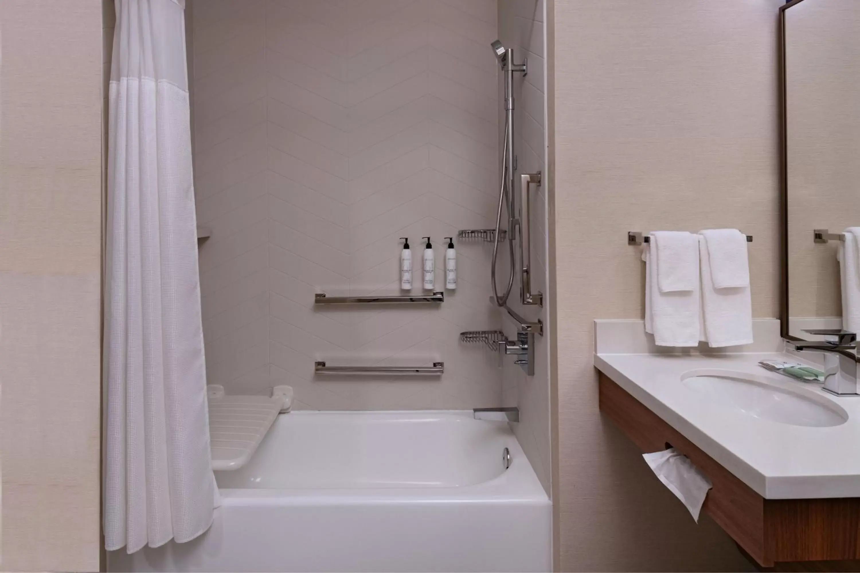 Bathroom in Fairfield Inn & Suites Kansas City Airport