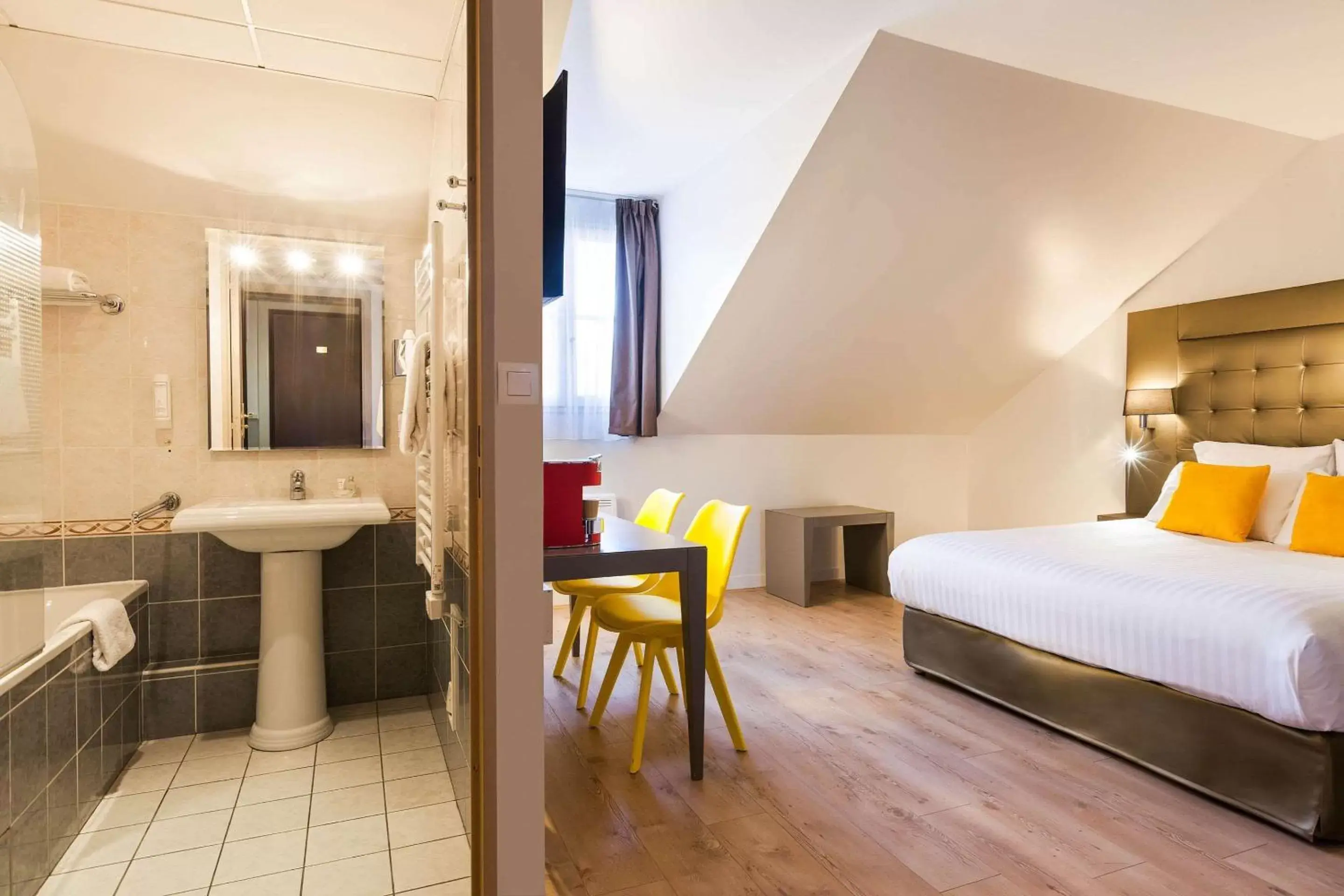Photo of the whole room, Bathroom in Quality Suites Maisons-Laffitte Paris Ouest