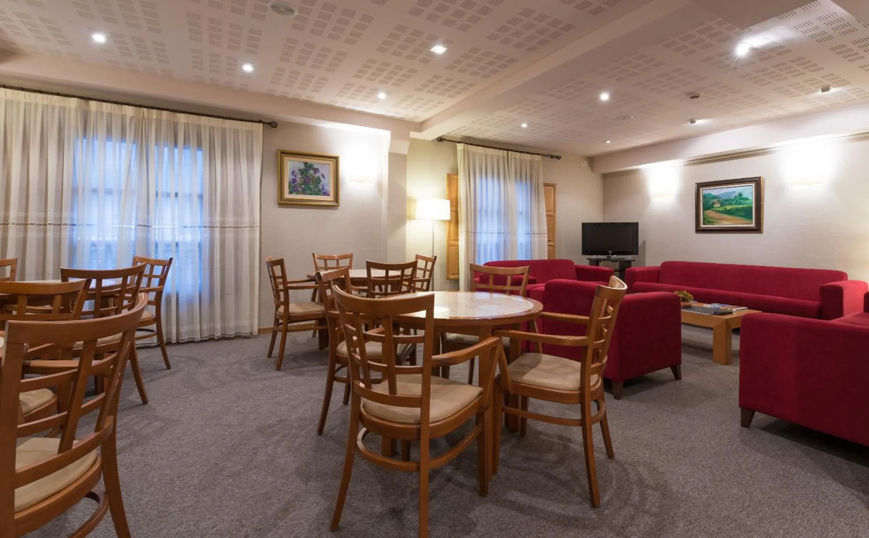Communal lounge/ TV room, Restaurant/Places to Eat in Hotel Herradura