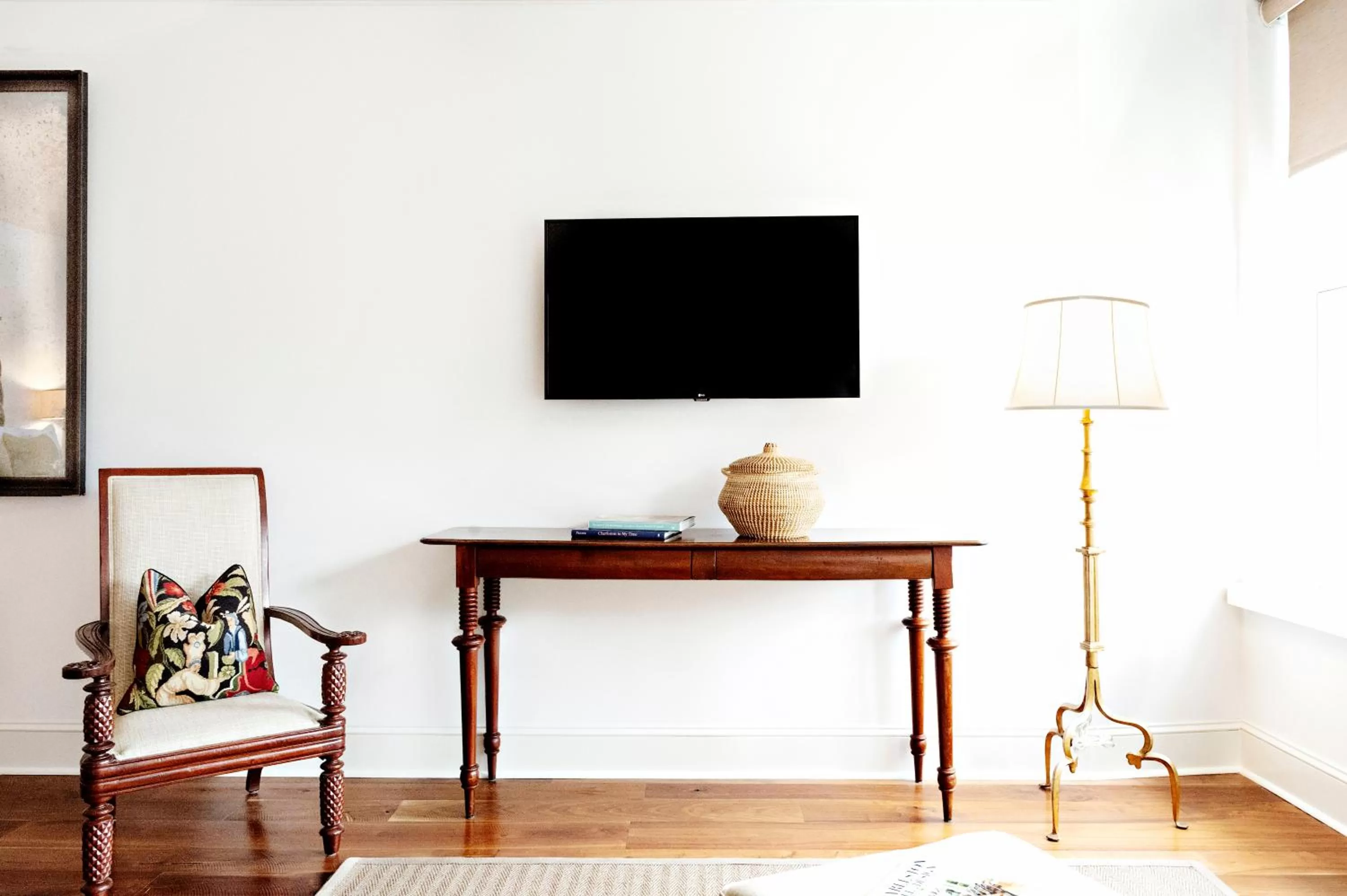 TV and multimedia in Planters Inn - Charleston