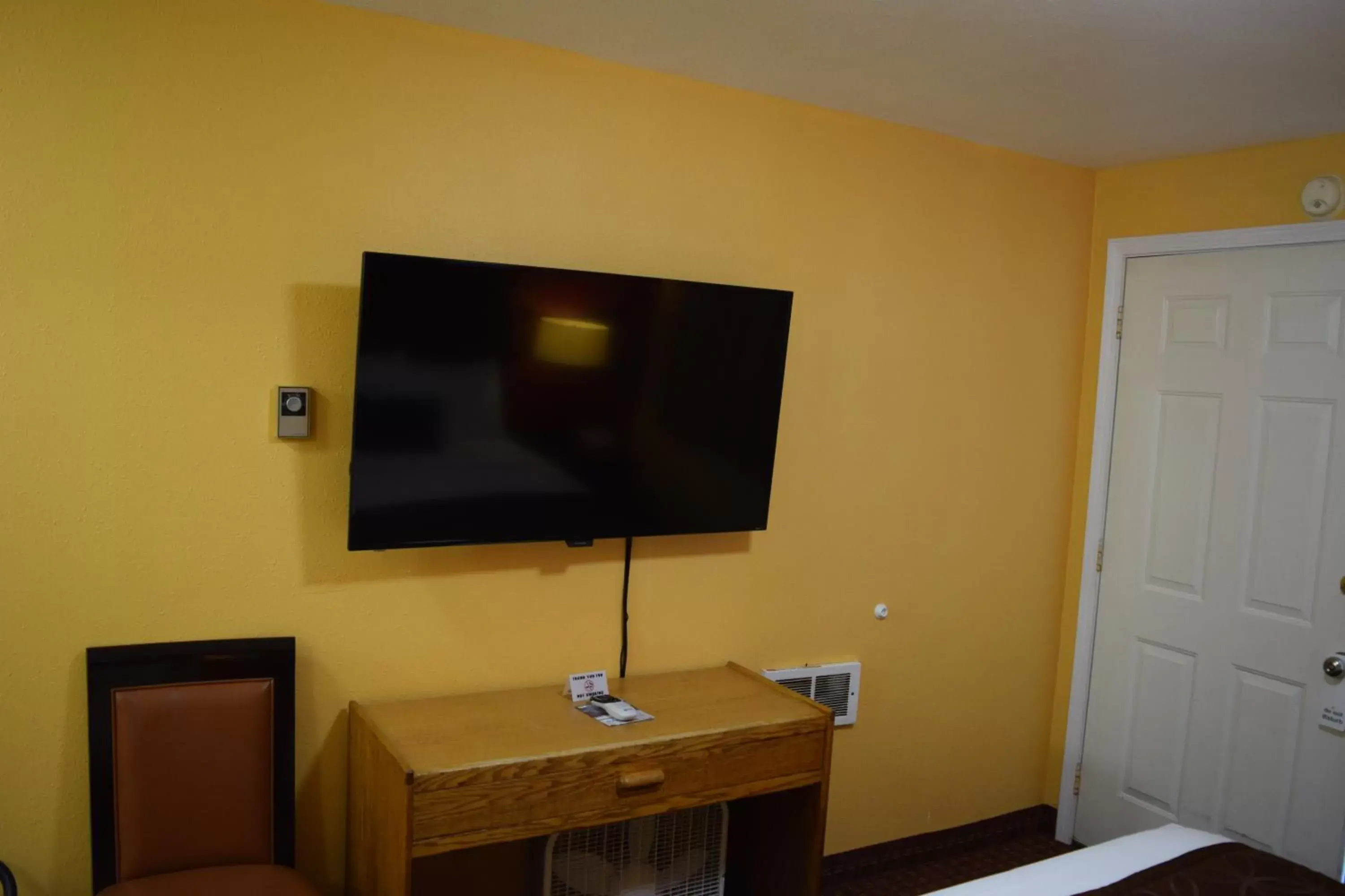 TV and multimedia, TV/Entertainment Center in Royal Victorian Motel