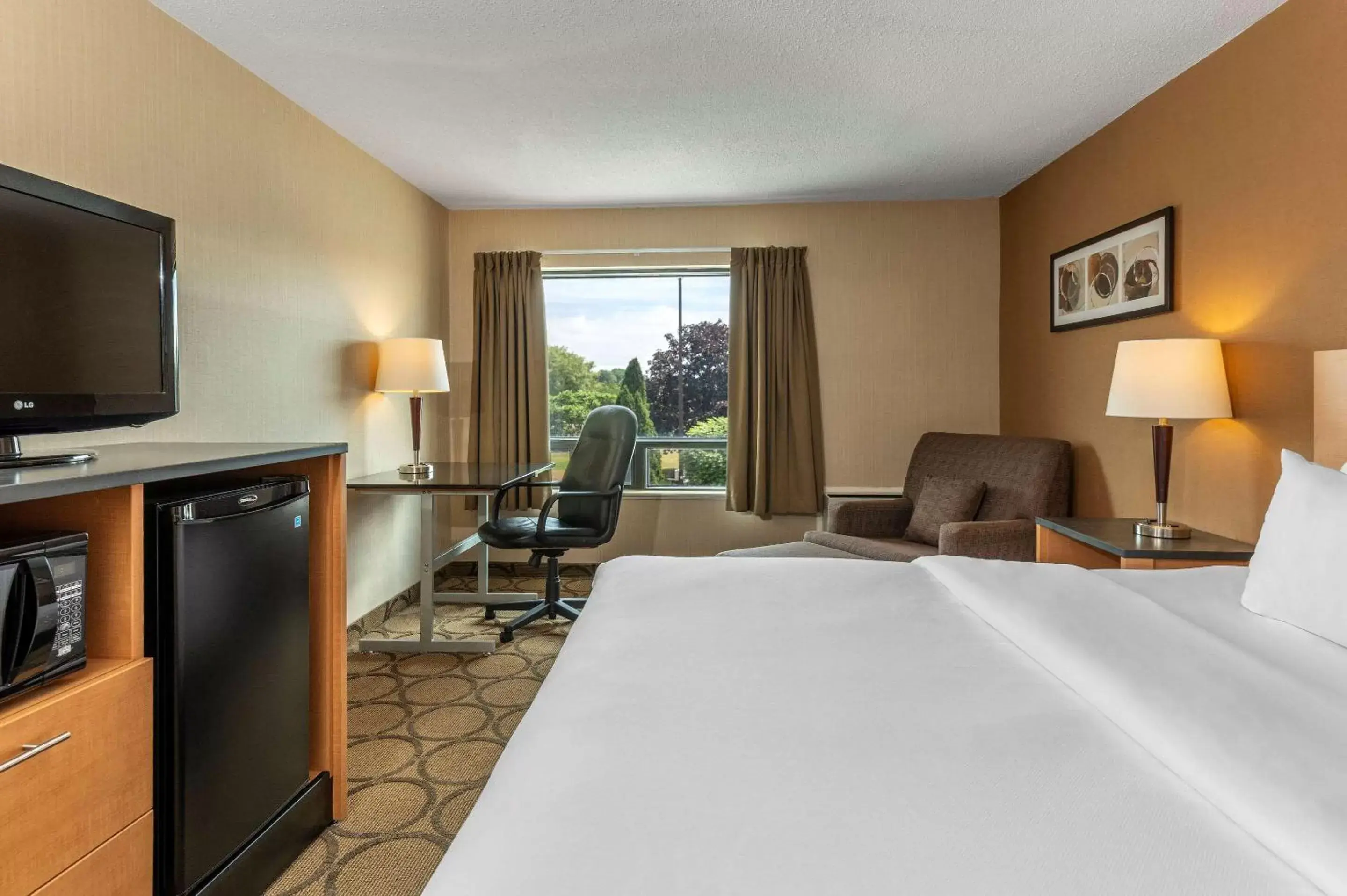 Photo of the whole room in Comfort Inn Chicoutimi