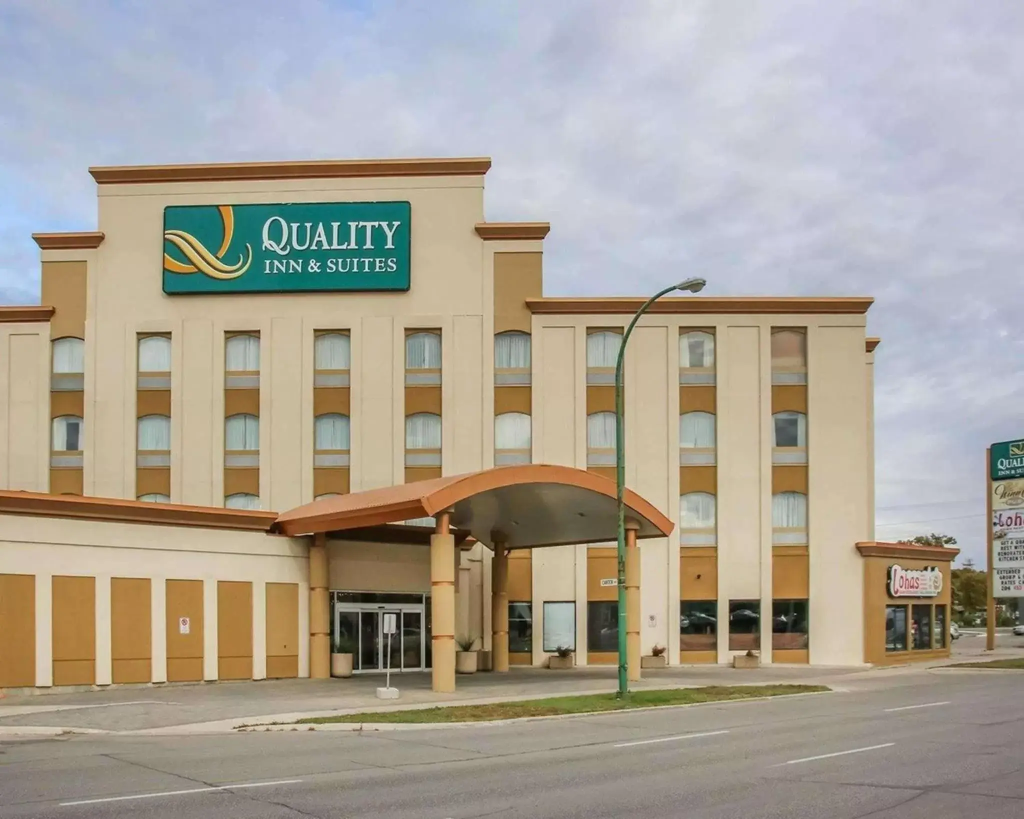 Property building in Quality Inn & Suites Winnipeg