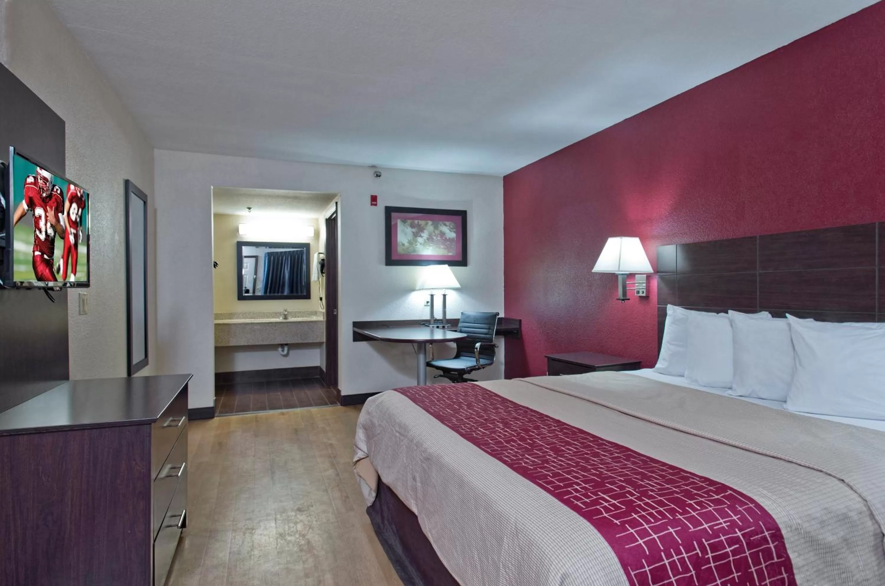 Photo of the whole room, Bed in Red Roof Inn Corpus Christi South