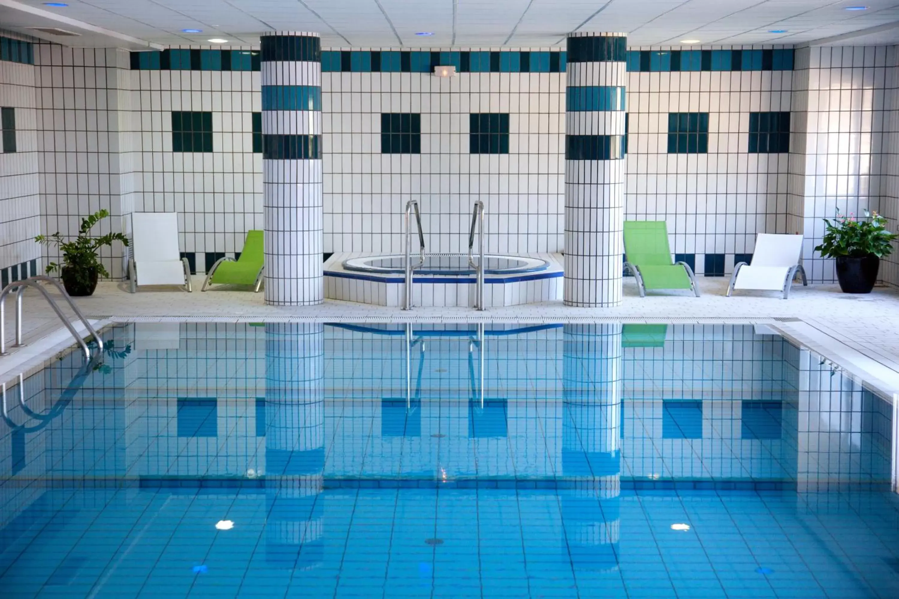 Swimming Pool in Hôtel Spa Du Béryl