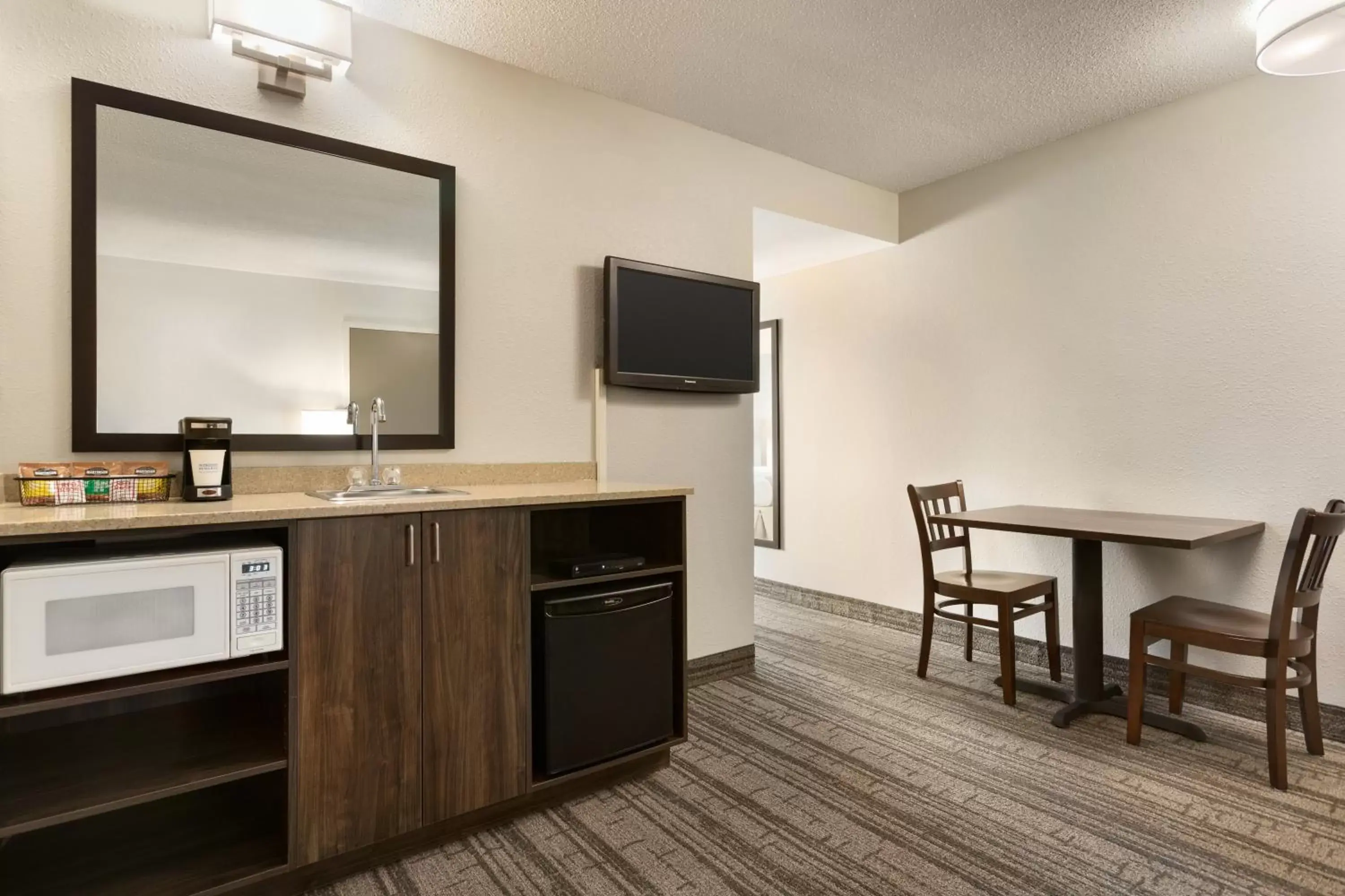 Living room, TV/Entertainment Center in Travelodge Suites by Wyndham New Glasgow