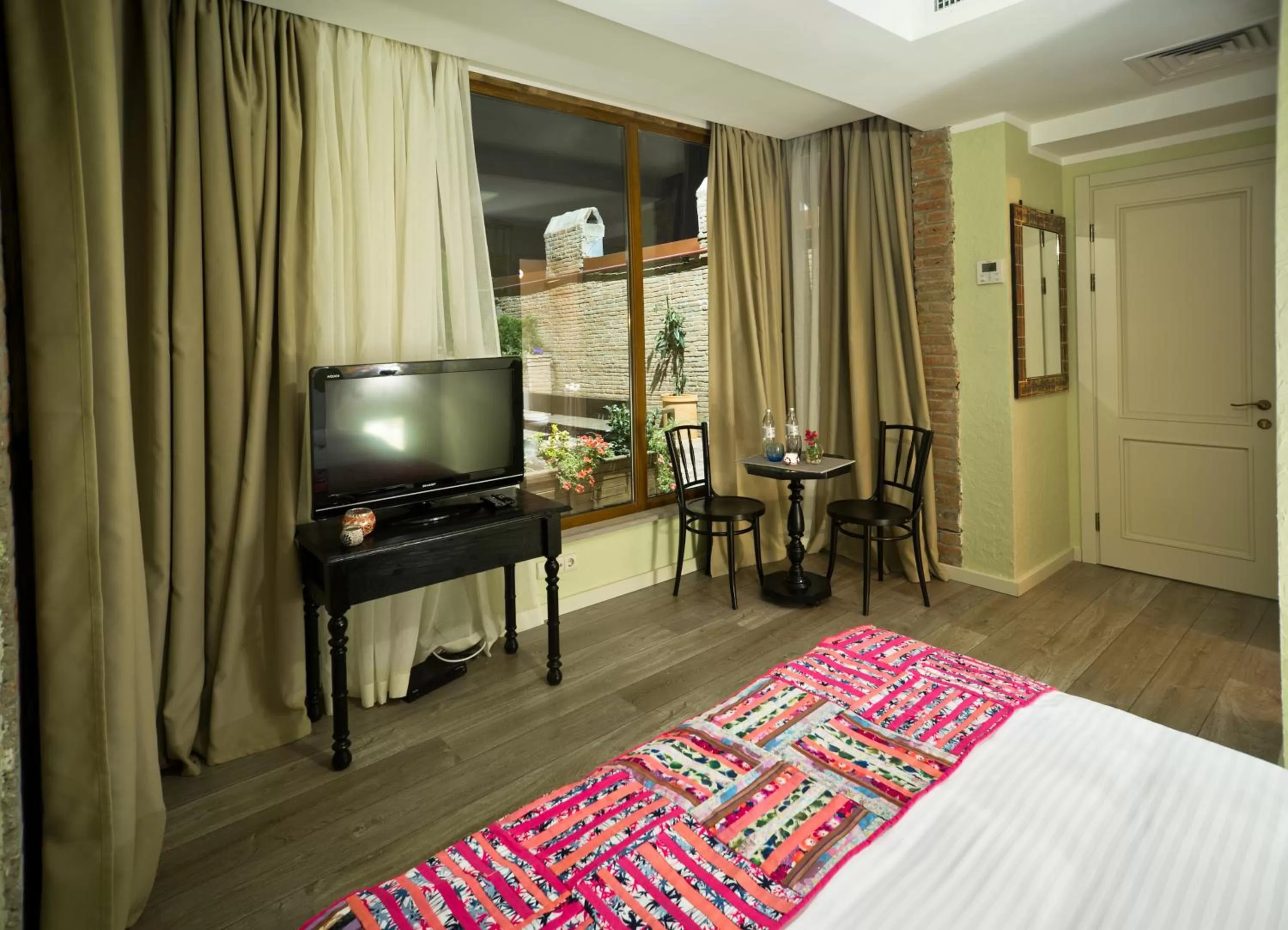 TV and multimedia, Bed in No12 Boutique Hotel