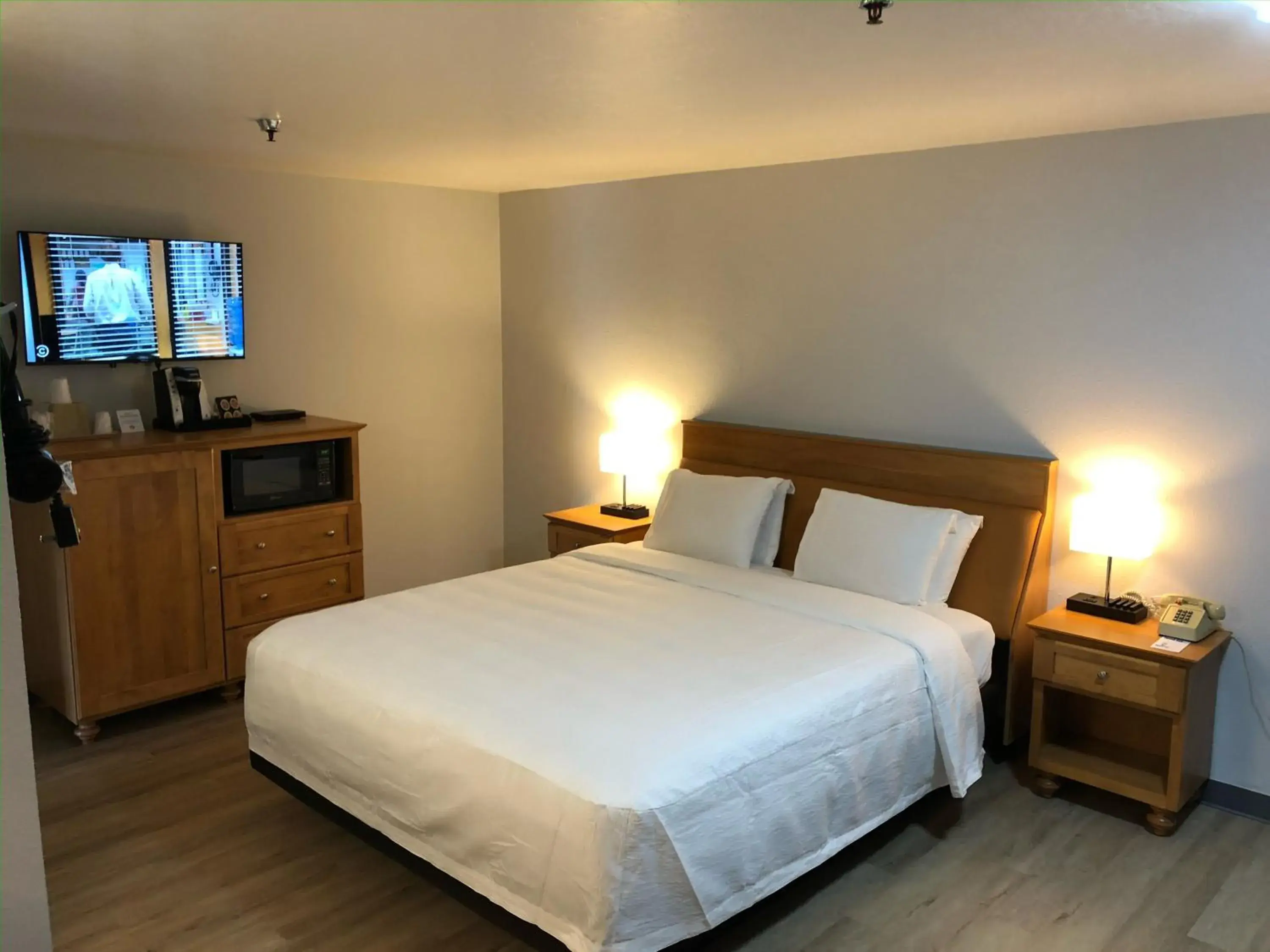 Bedroom, Bed in Seabird Lodge Fort Bragg