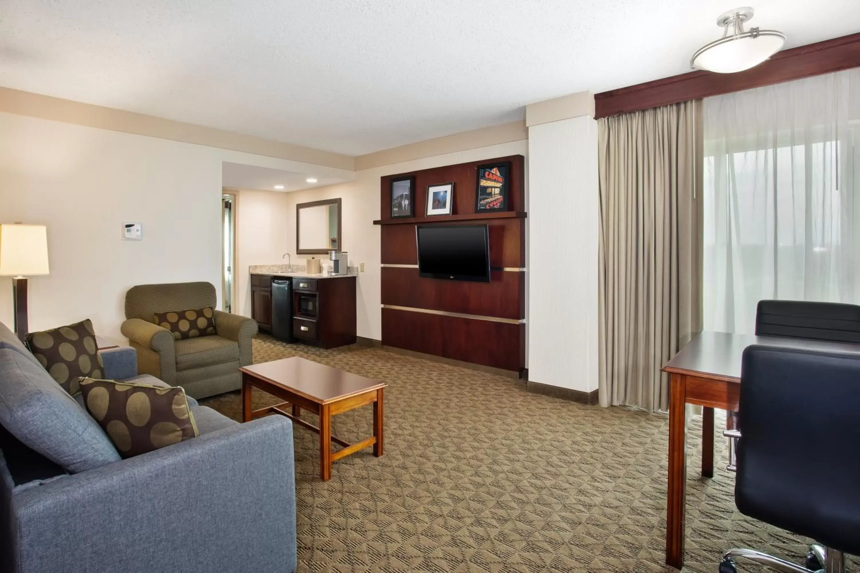 Living room, Seating Area in Holiday Inn University Plaza-Bowling Green, an IHG Hotel