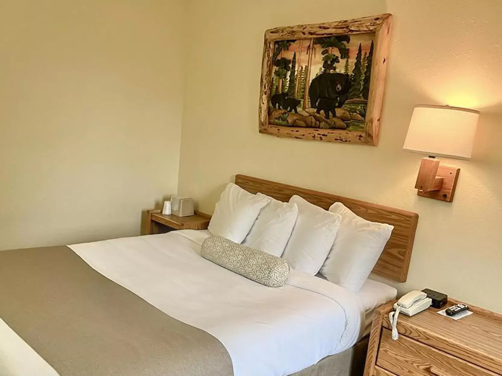 Bed in Beartooth Hideaway Inn & Cabins