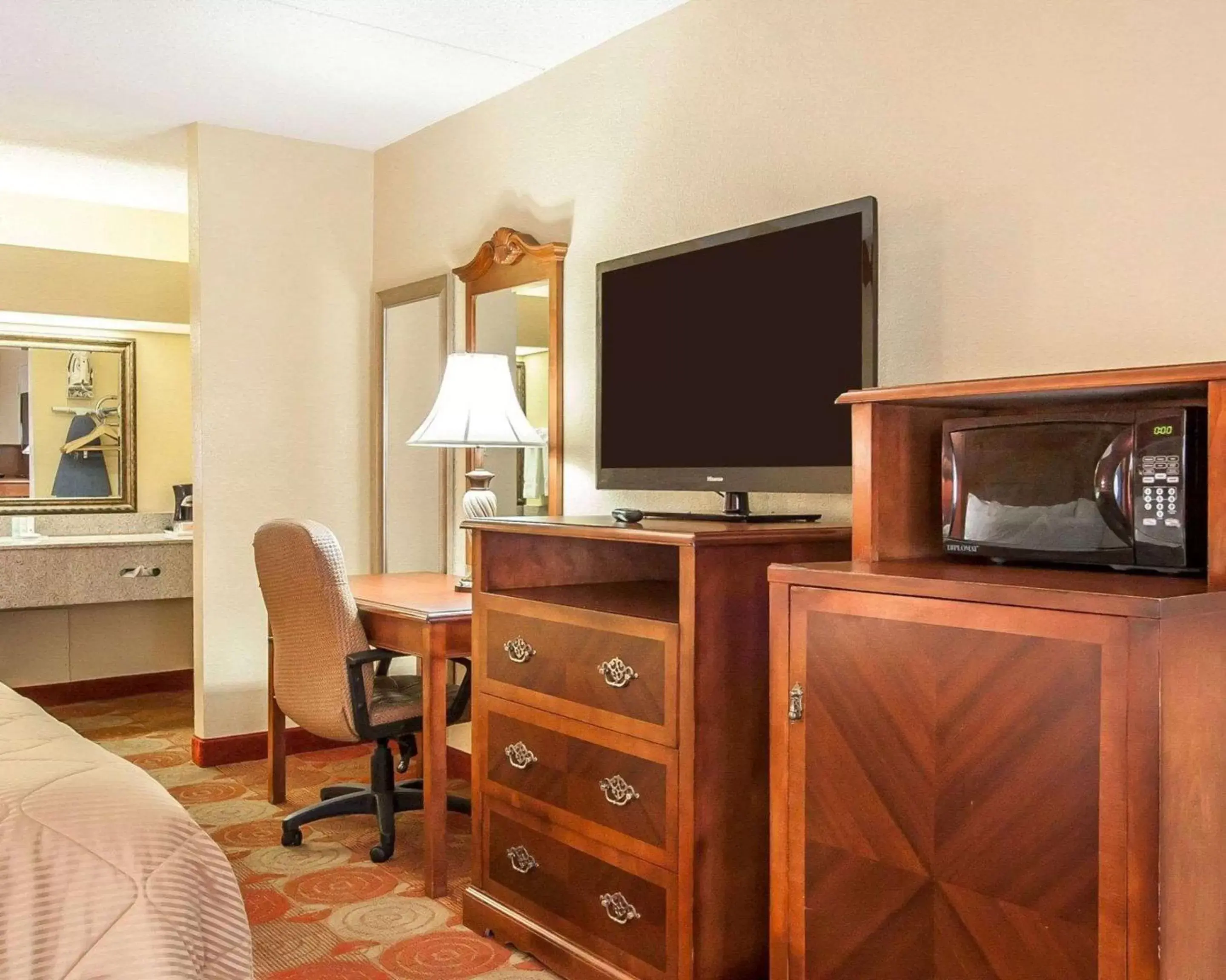 Photo of the whole room, TV/Entertainment Center in Clarion Inn & Suites University Center