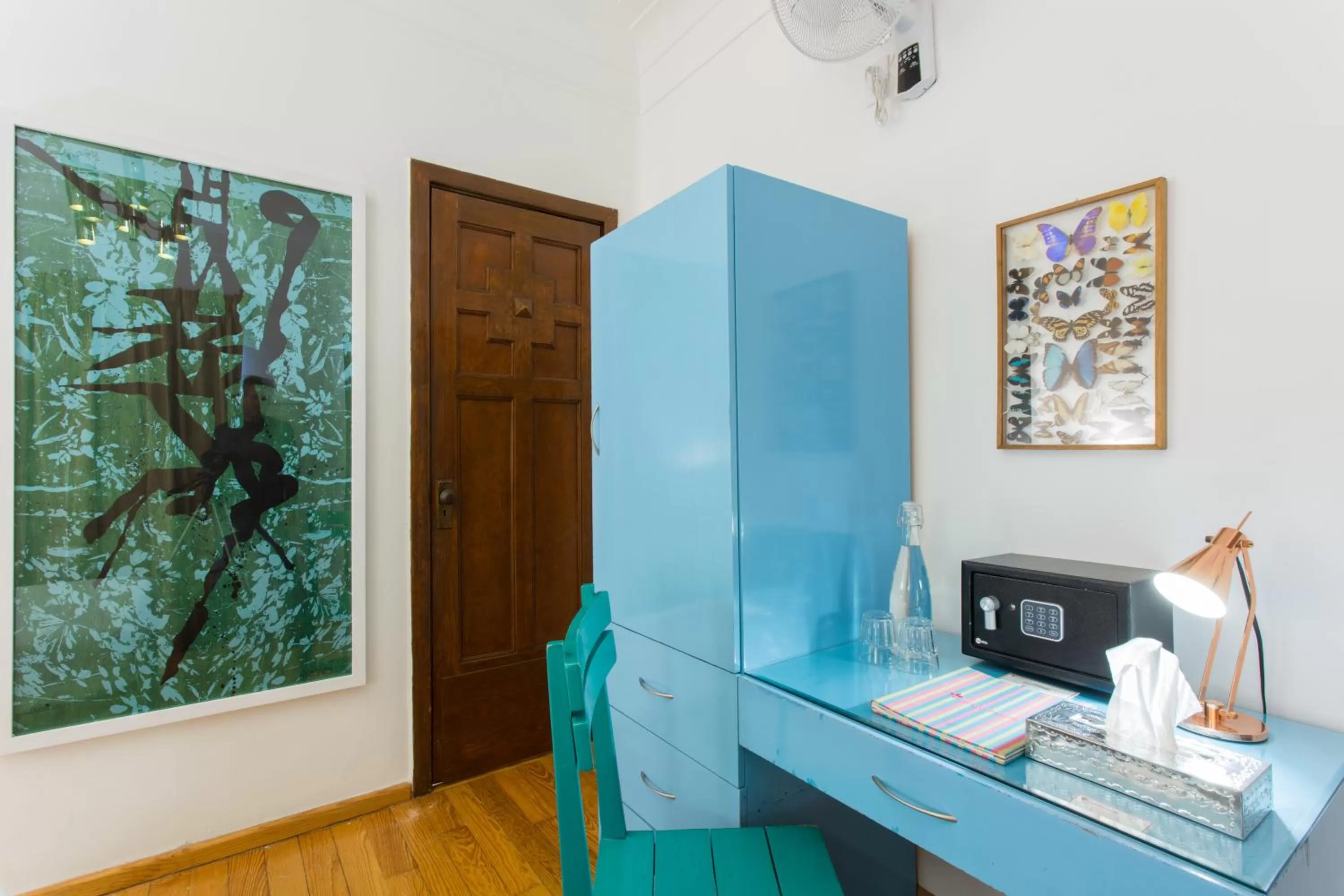 hair dresser, TV/Entertainment Center in Casa Comtesse
