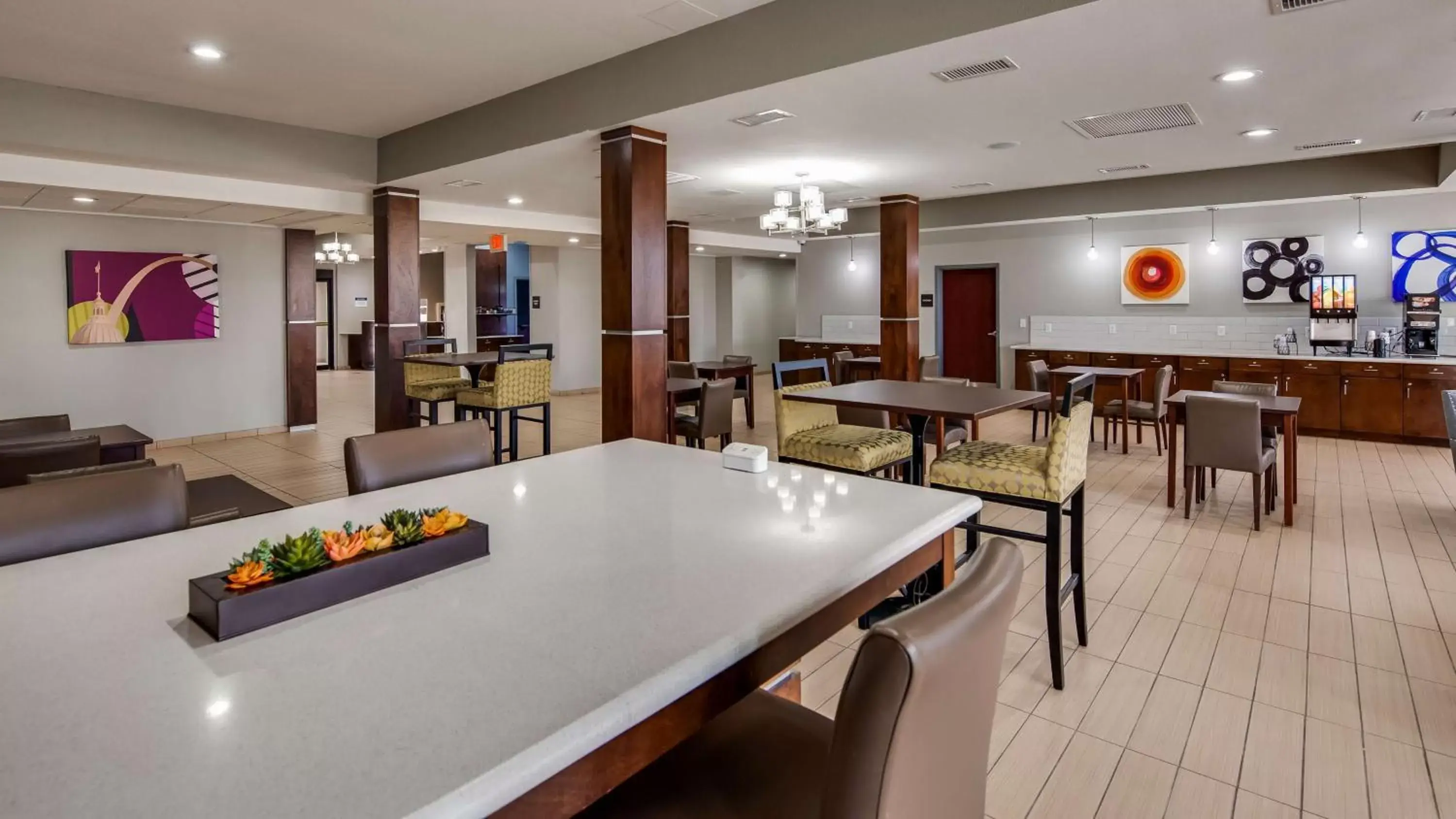Restaurant/places to eat in Best Western St. Louis Airport North Hotel & Suites
