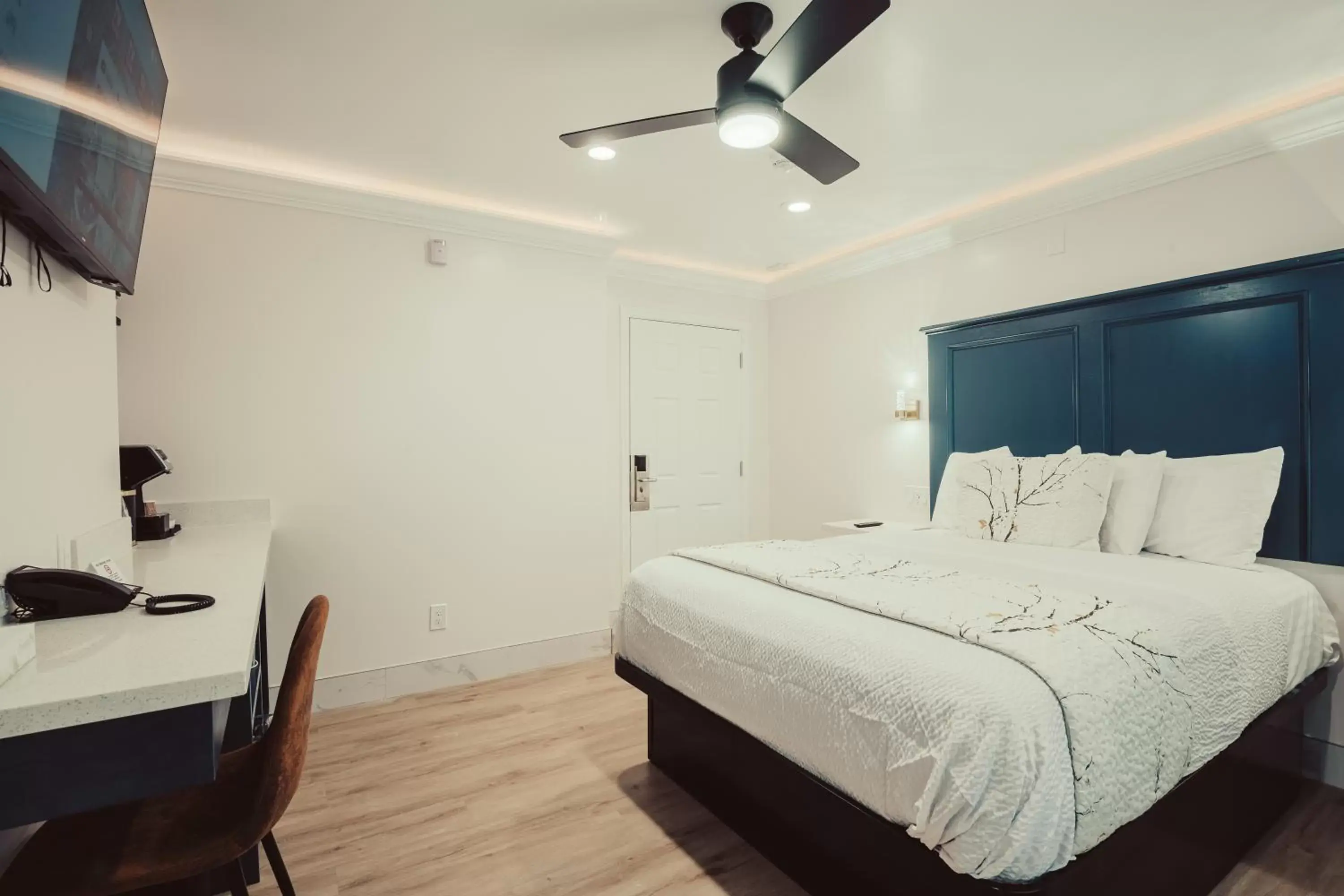 Bed in Blufftop Inn & Suites - Wharf/Restaurant District Bed in Blufftop Inn & Suites - Wharf/Restaurant District