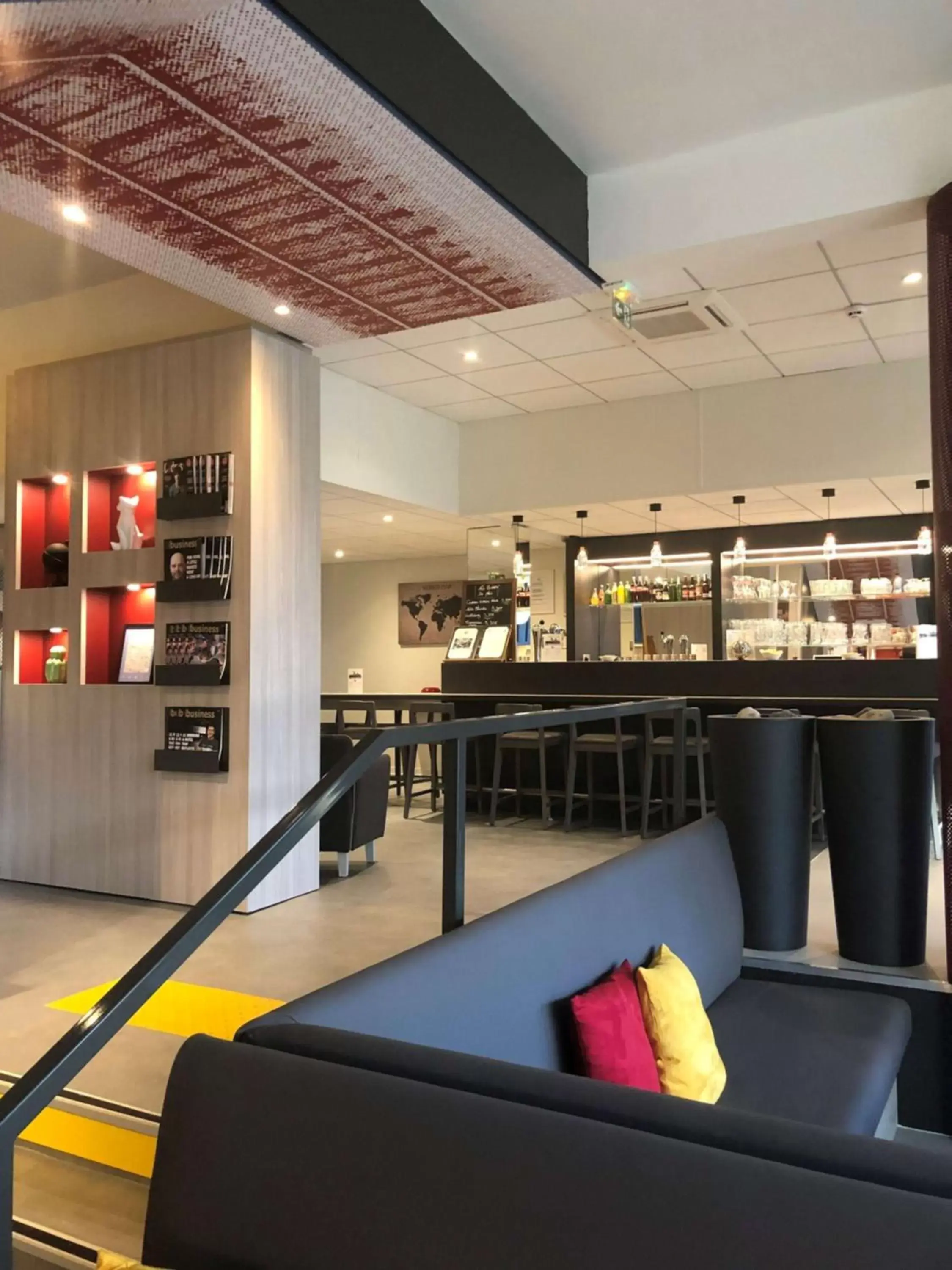 Lounge or bar in ibis Styles Beauvais