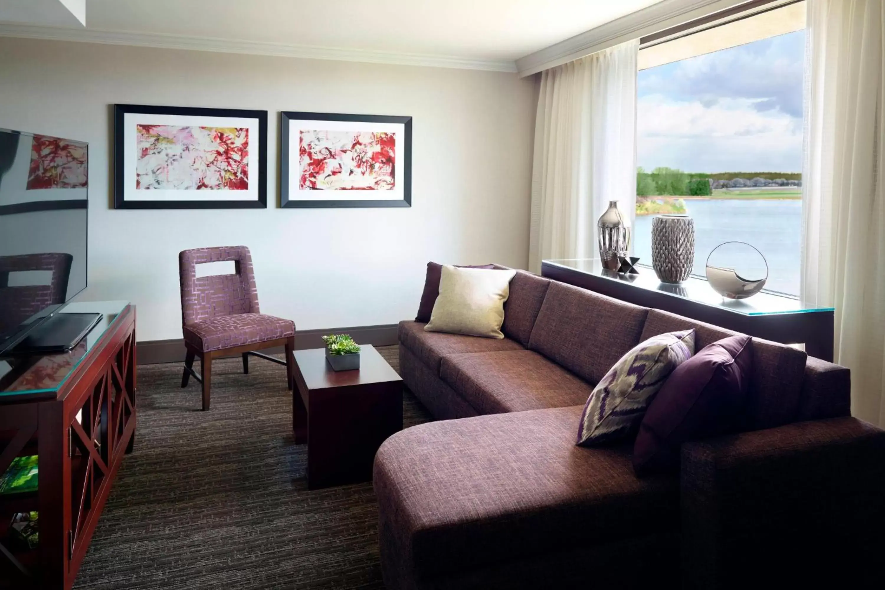 Living room, Seating Area in Washington Dulles Airport Marriott