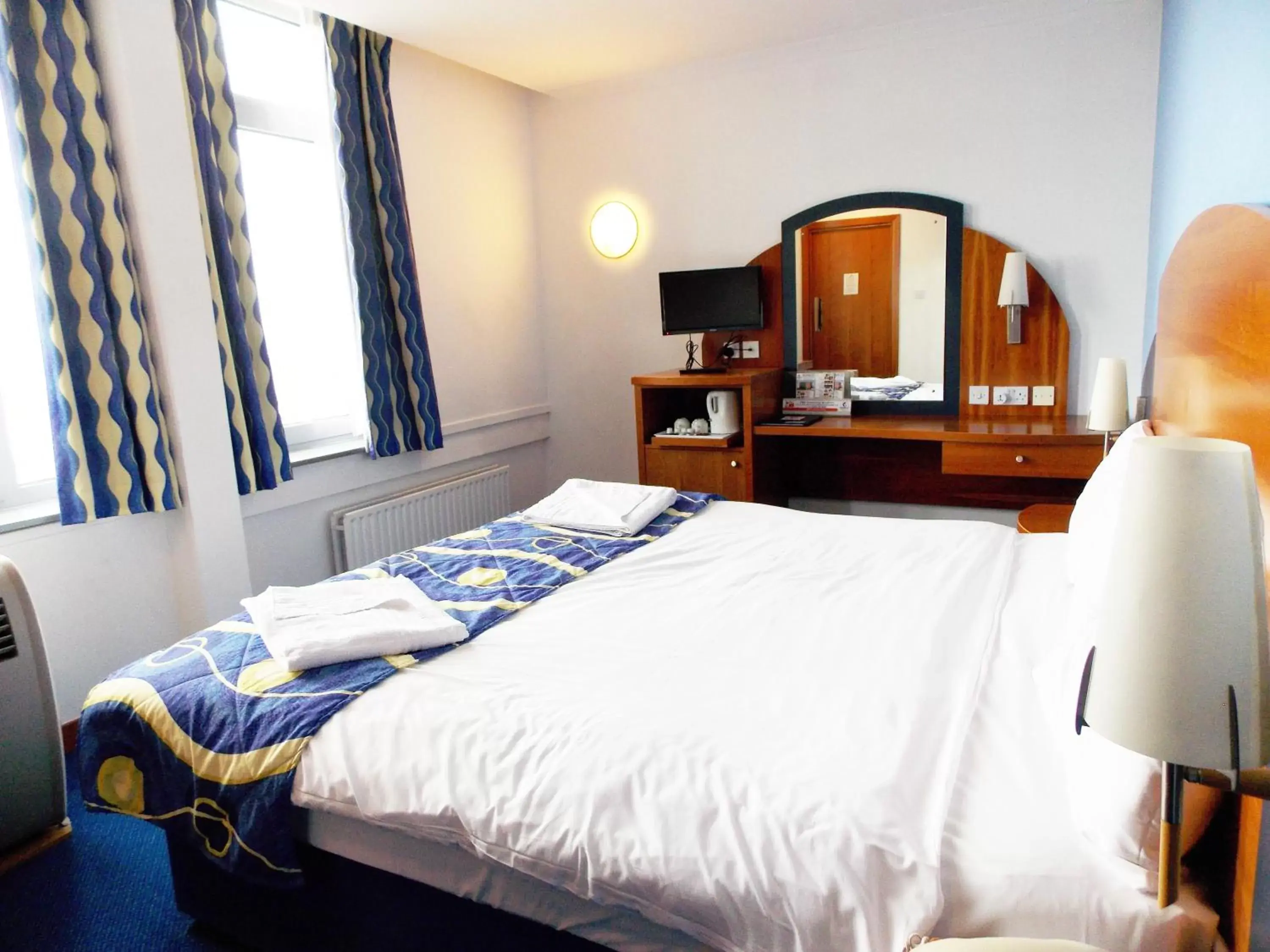 Bedroom, Bed in London - Wembley International Hotel