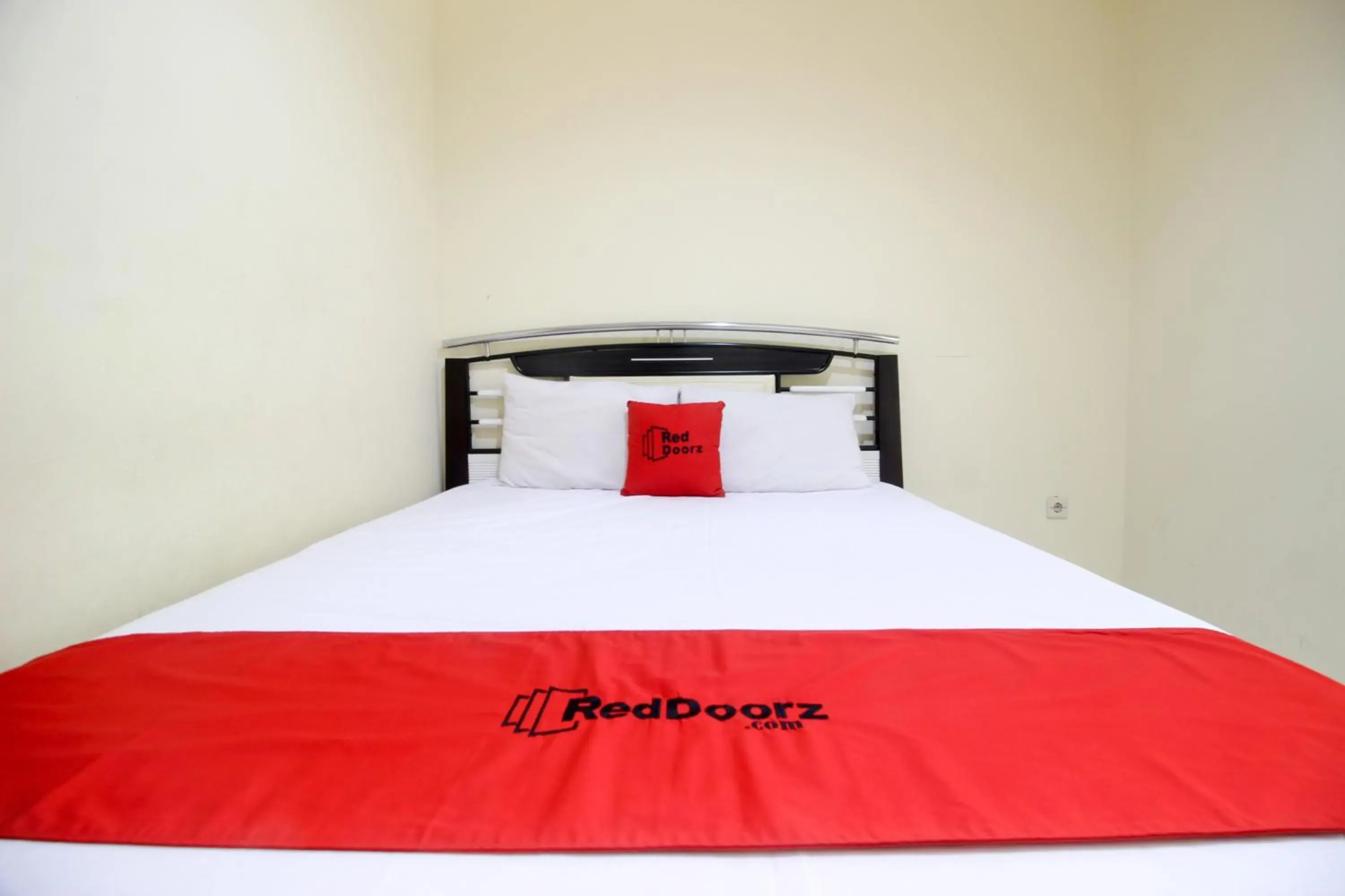 Bedroom, Bed in RedDoorz near RS Sarjito Yogyakarta 2
