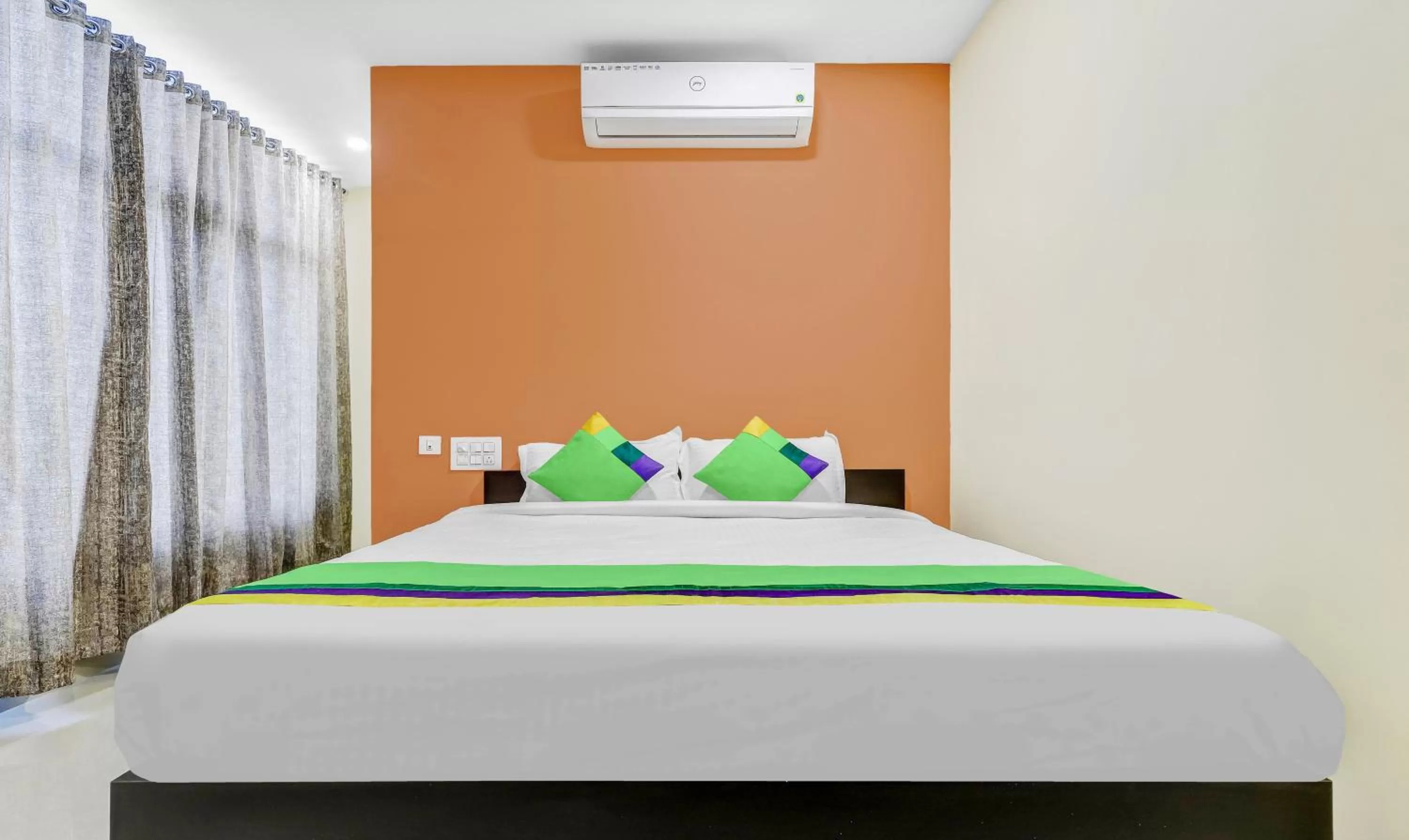 Bedroom, Bed in Treebo Hotel Mobi VIP Airport