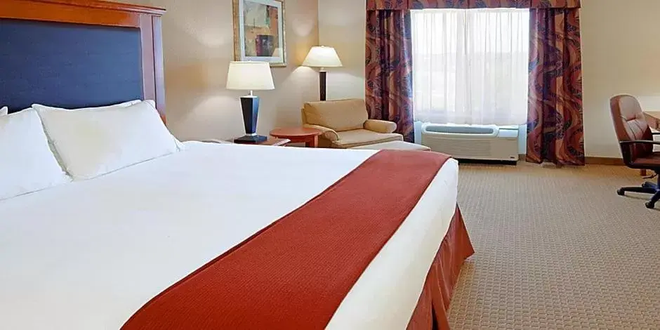 Bed in Holiday Inn Express & Suites Albany Airport Area - Latham, an IHG Hotel