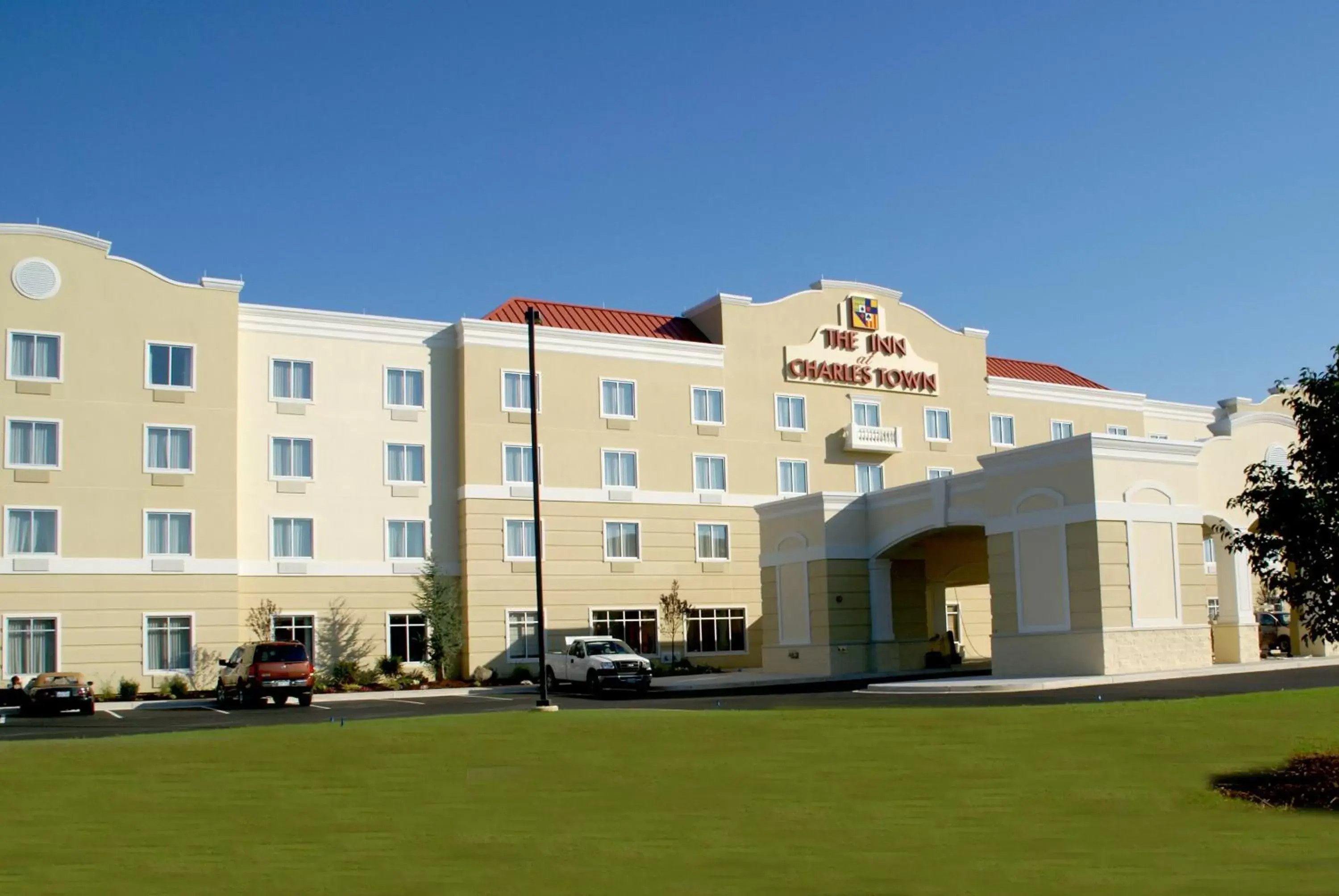 Facade/entrance, Property Building in The Inn at Charles Town / Hollywood Casino