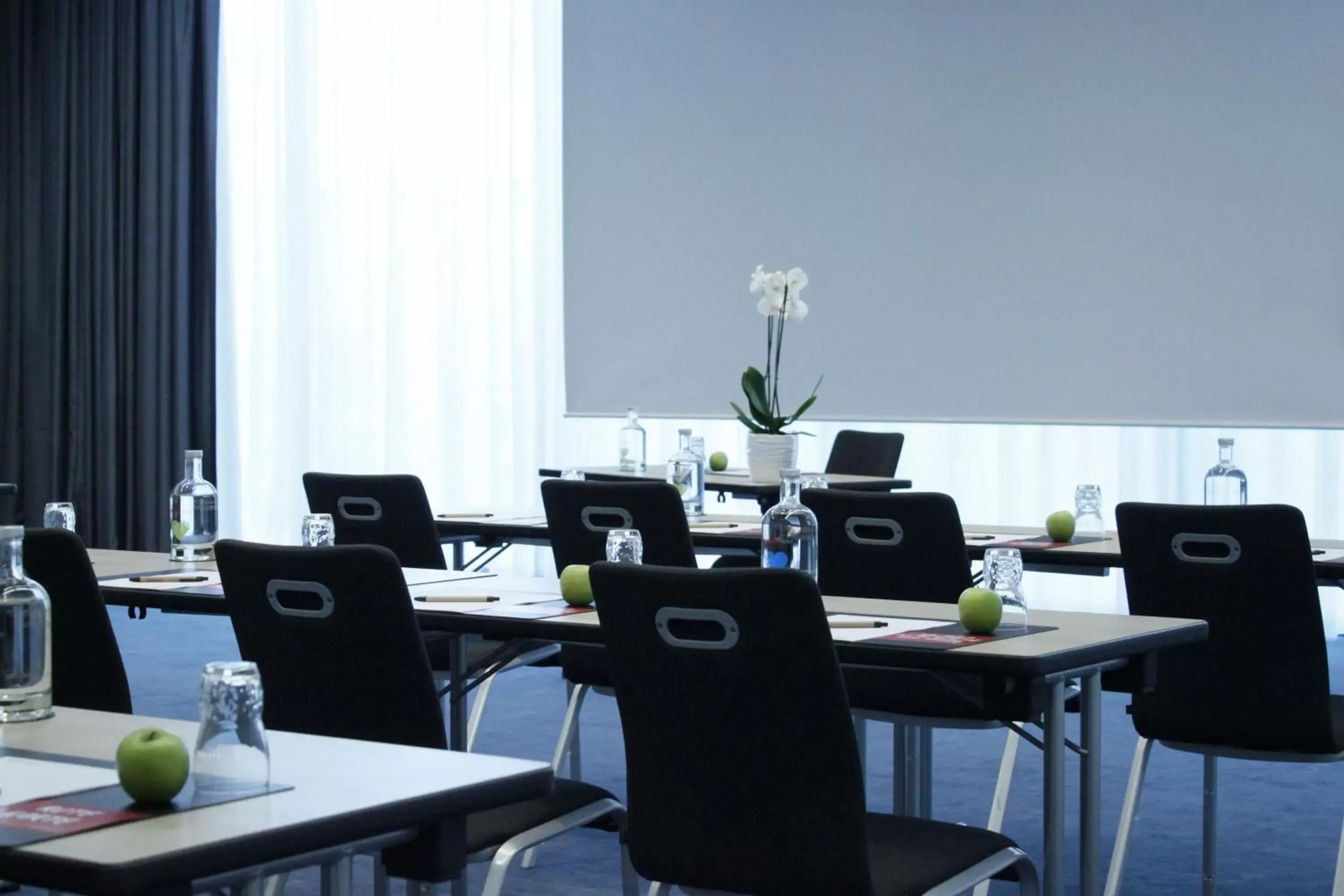 Meeting/conference room, Restaurant/Places to Eat in IntercityHotel Frankfurt Airport