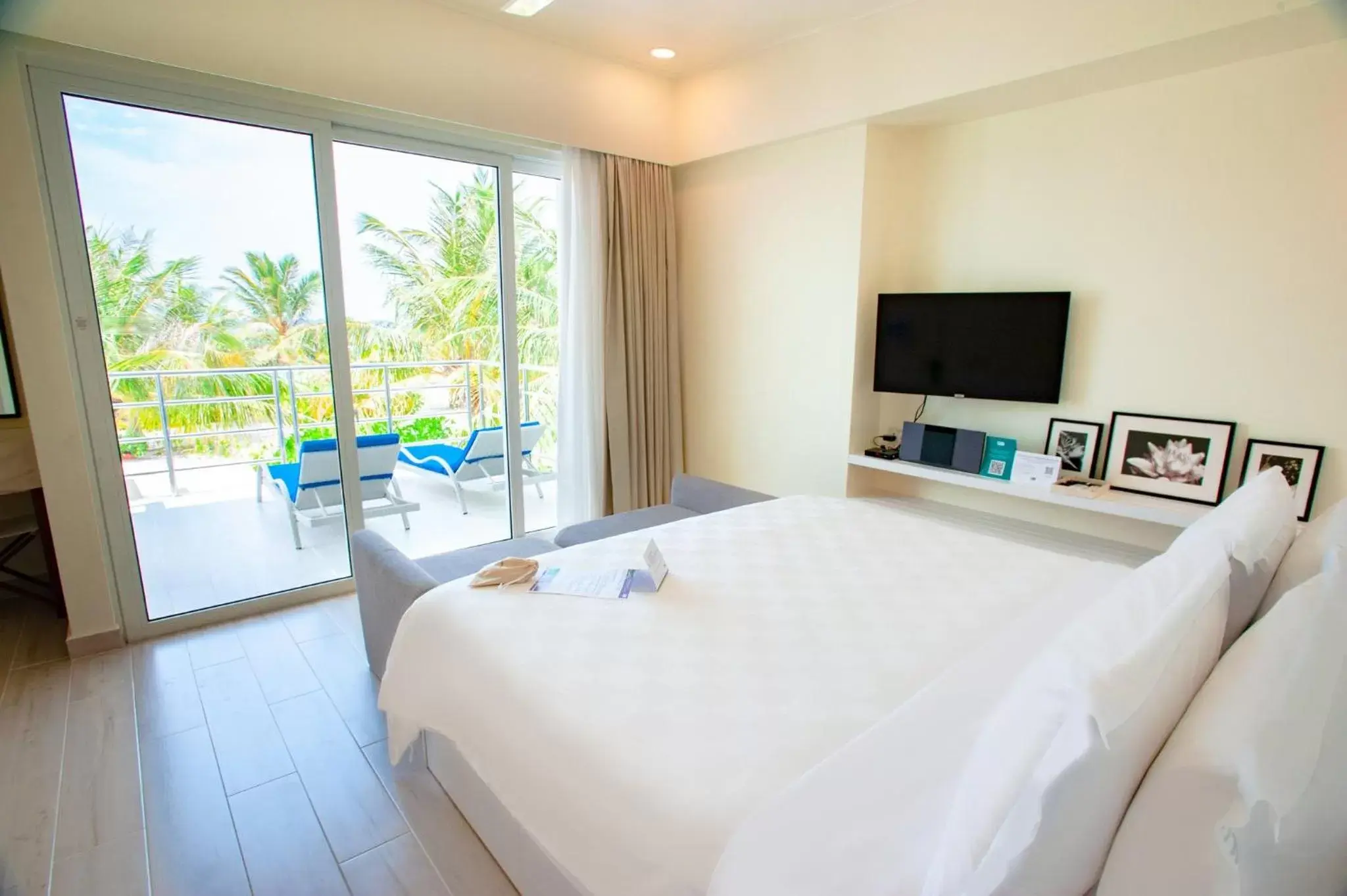 Photo of the whole room in Holiday Inn Resort Kandooma Maldives - Kids Stay & Eat Free