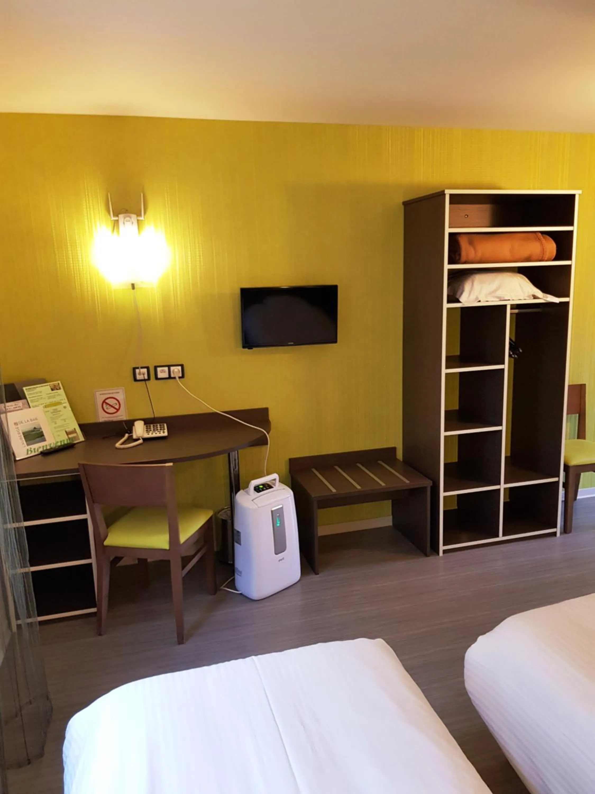 Photo of the whole room, Bed in Auberge de la Baie