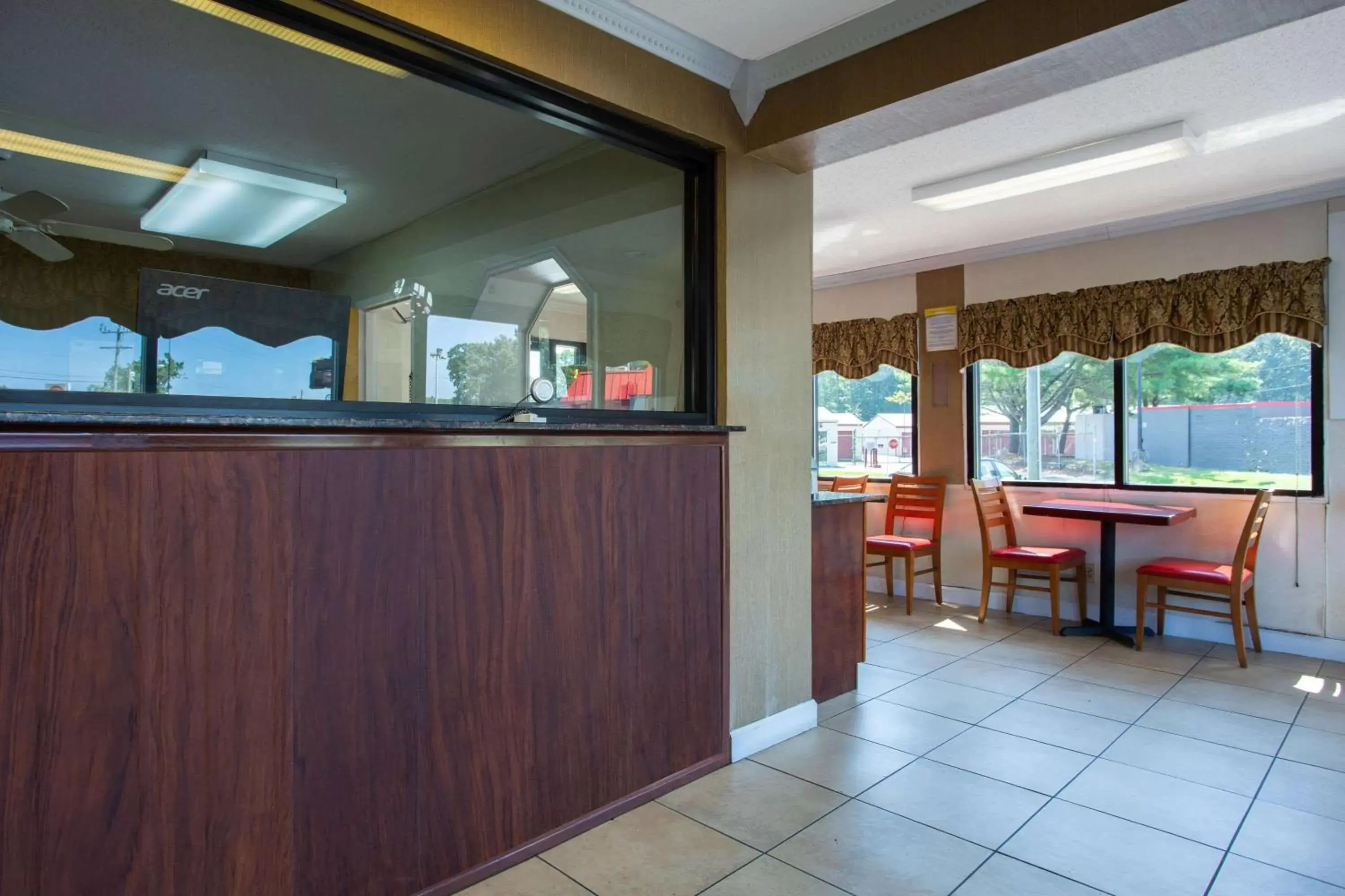 Lobby or reception, Restaurant/Places to Eat in Days Inn by Wyndham Chesapeake