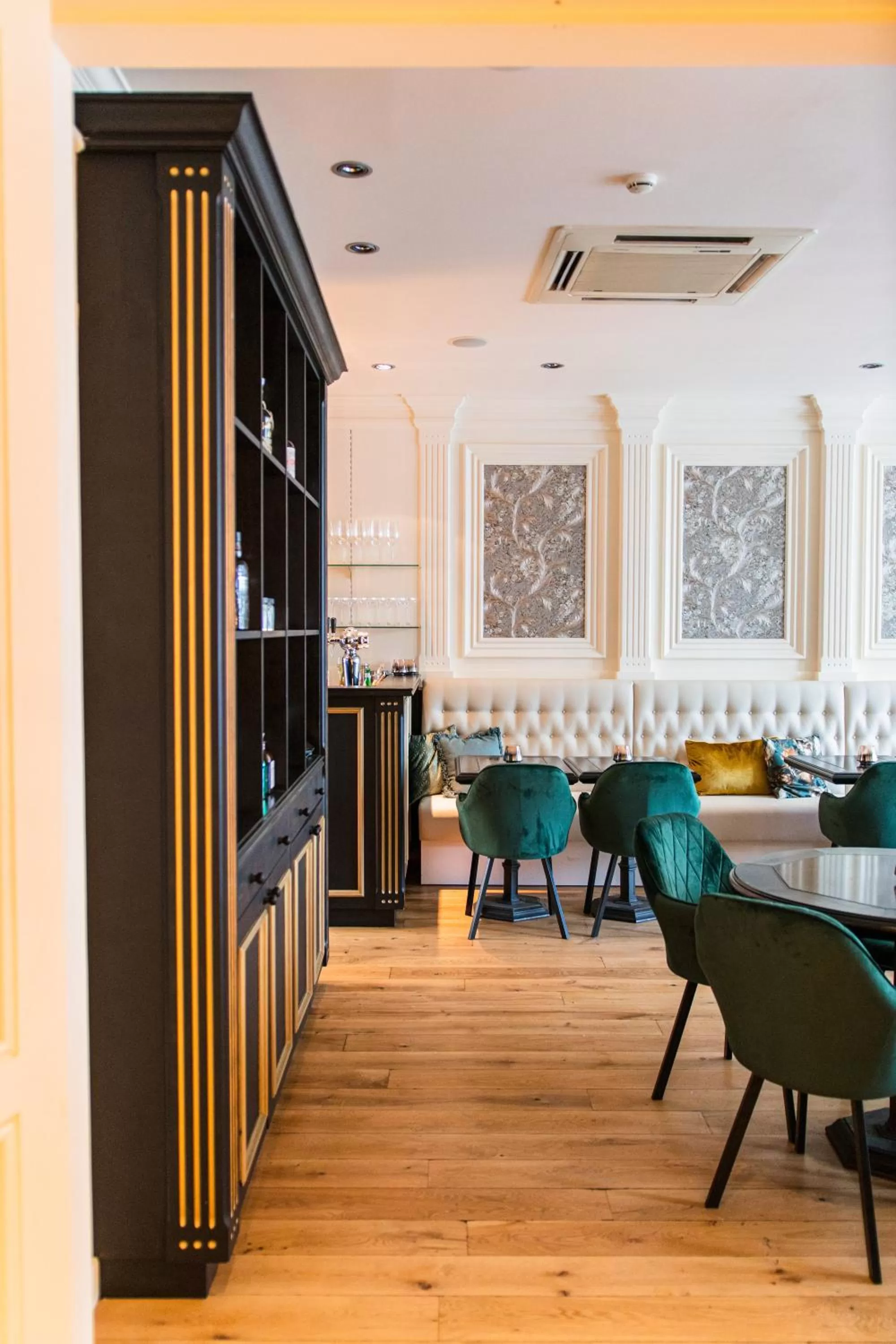 Restaurant/places to eat in Hotel La Pomme d'Or