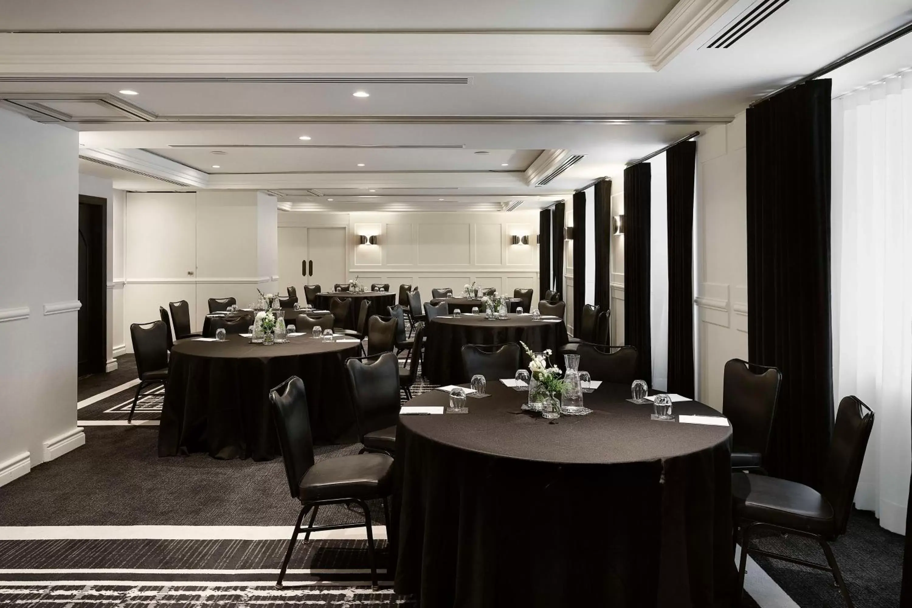 Meeting/conference room, Restaurant/Places to Eat in Vogue Hotel Montreal Downtown, Curio Collection by Hilton