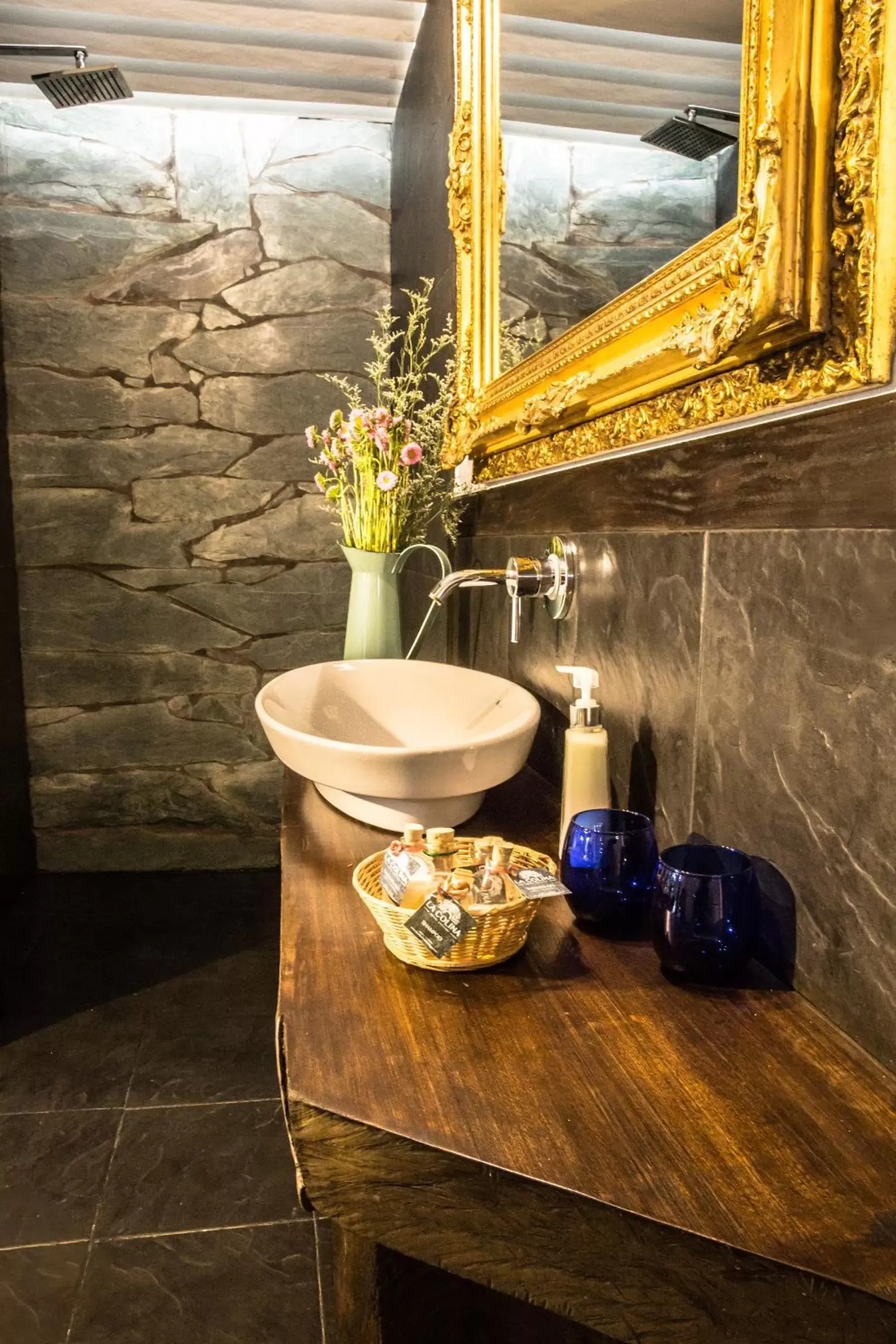 Shower, Bathroom in La Colina Hotel Cottage