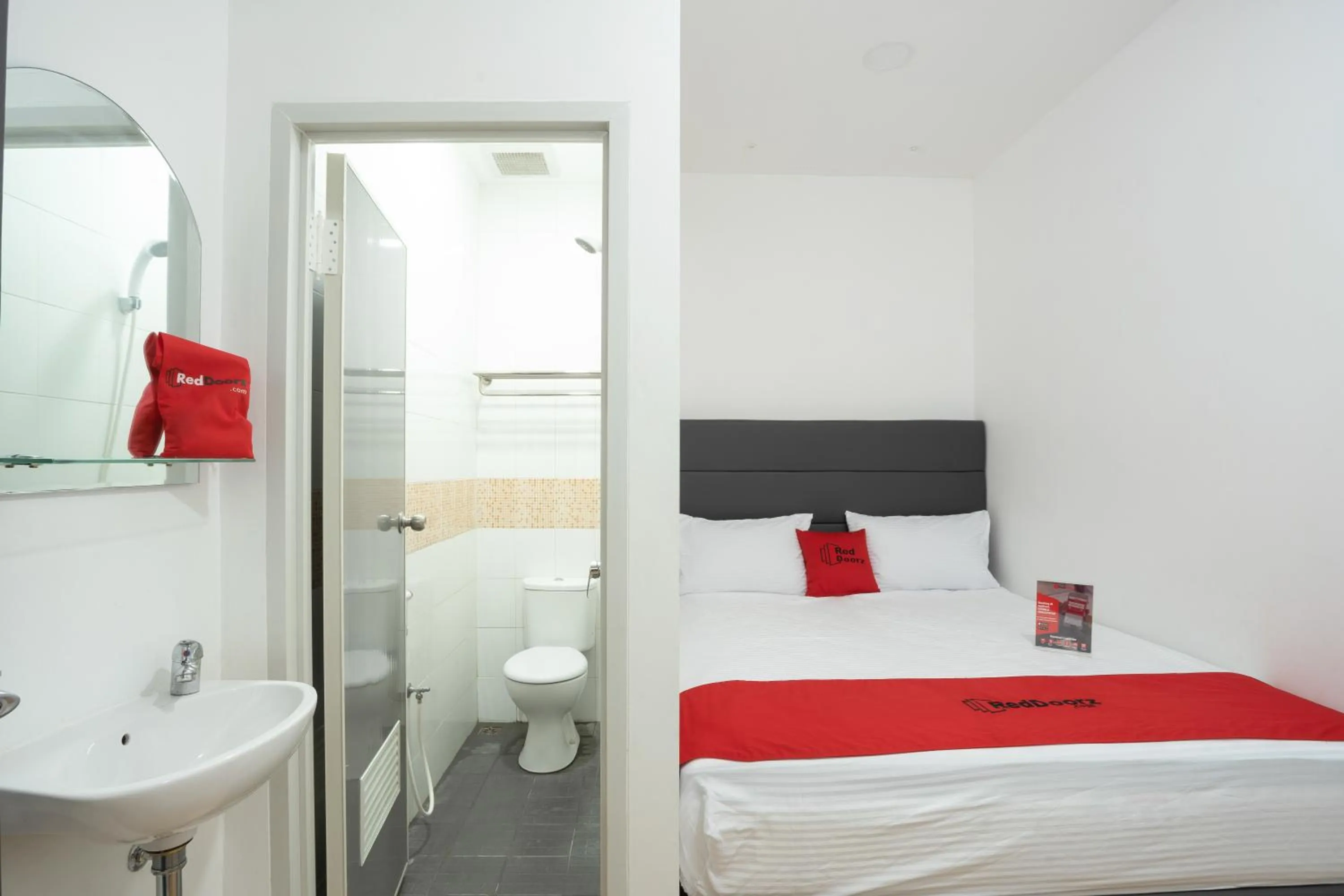 Bedroom, Bed in RedDoorz Plus @ Danau Sunter Utara
