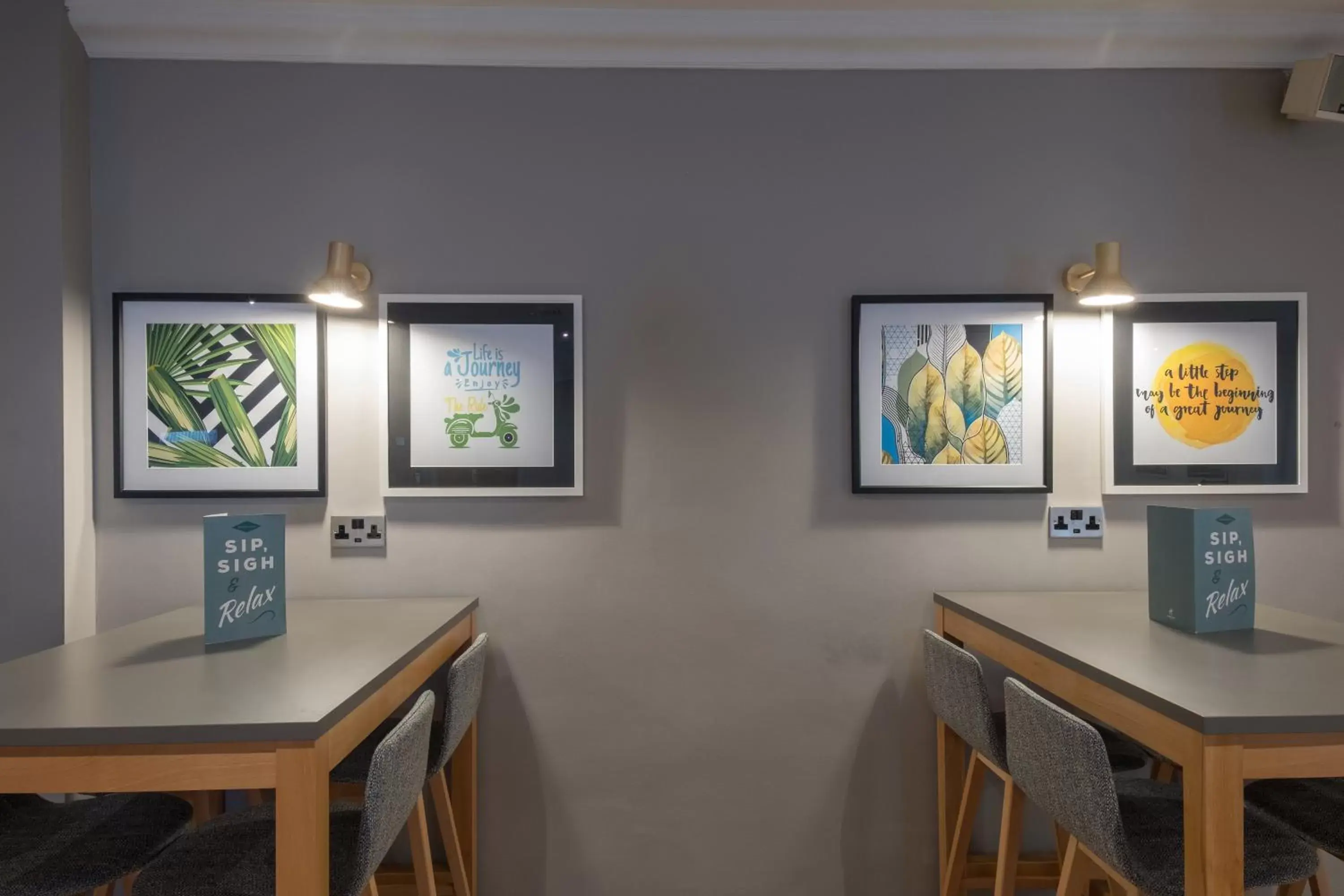 Lounge or bar in Holiday Inn Swindon by IHG Lounge or bar in Holiday Inn Swindon by IHG