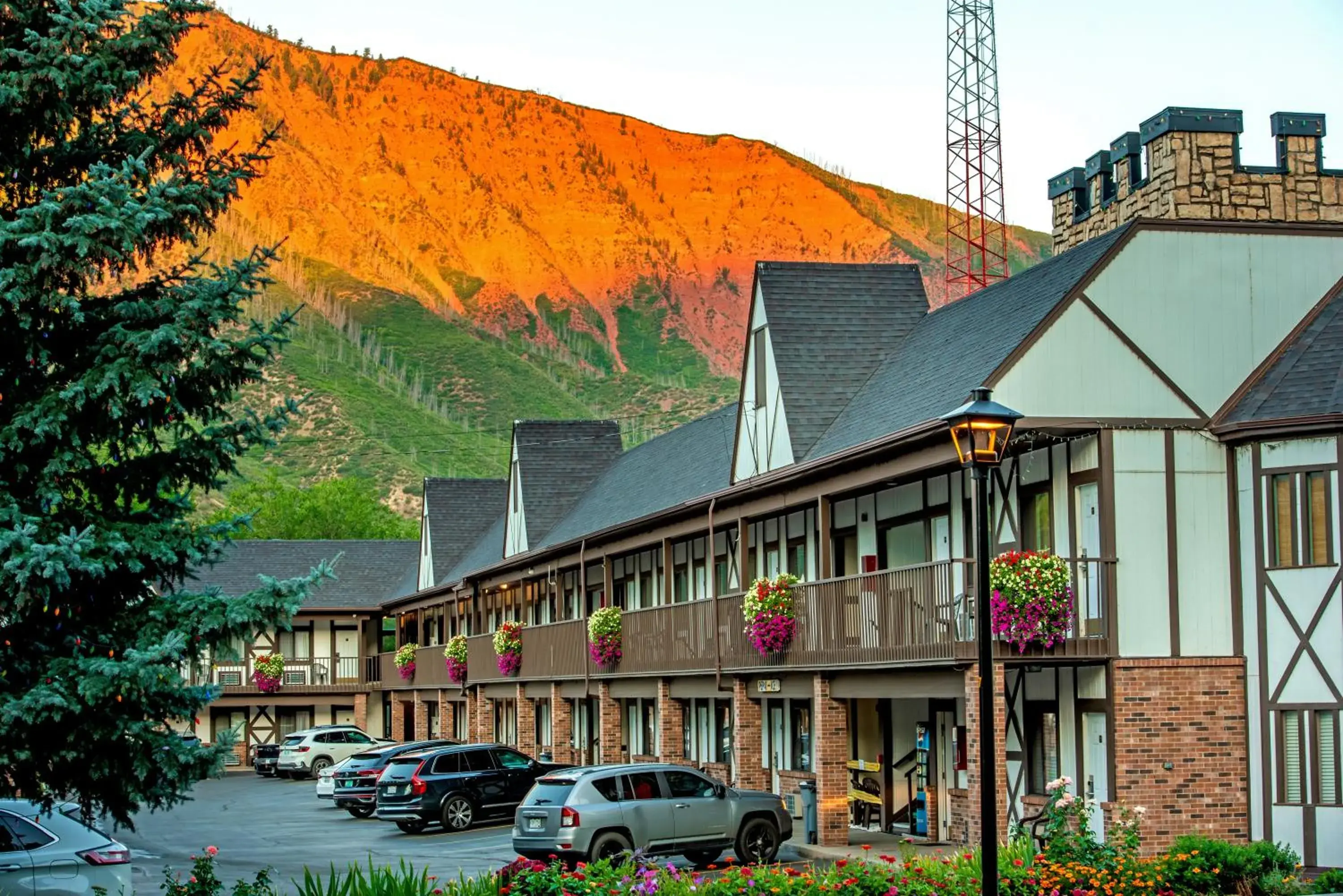 Sunrise, Property Building in Silver Spruce Inn