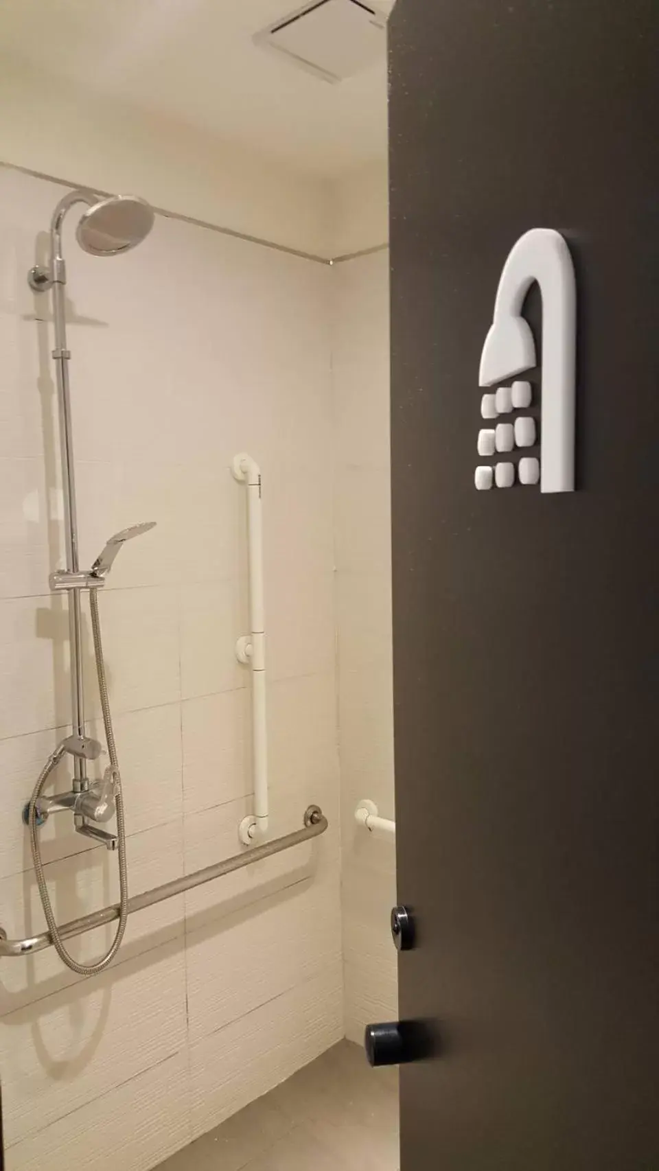 Shower, Bathroom in Queens Hotel II