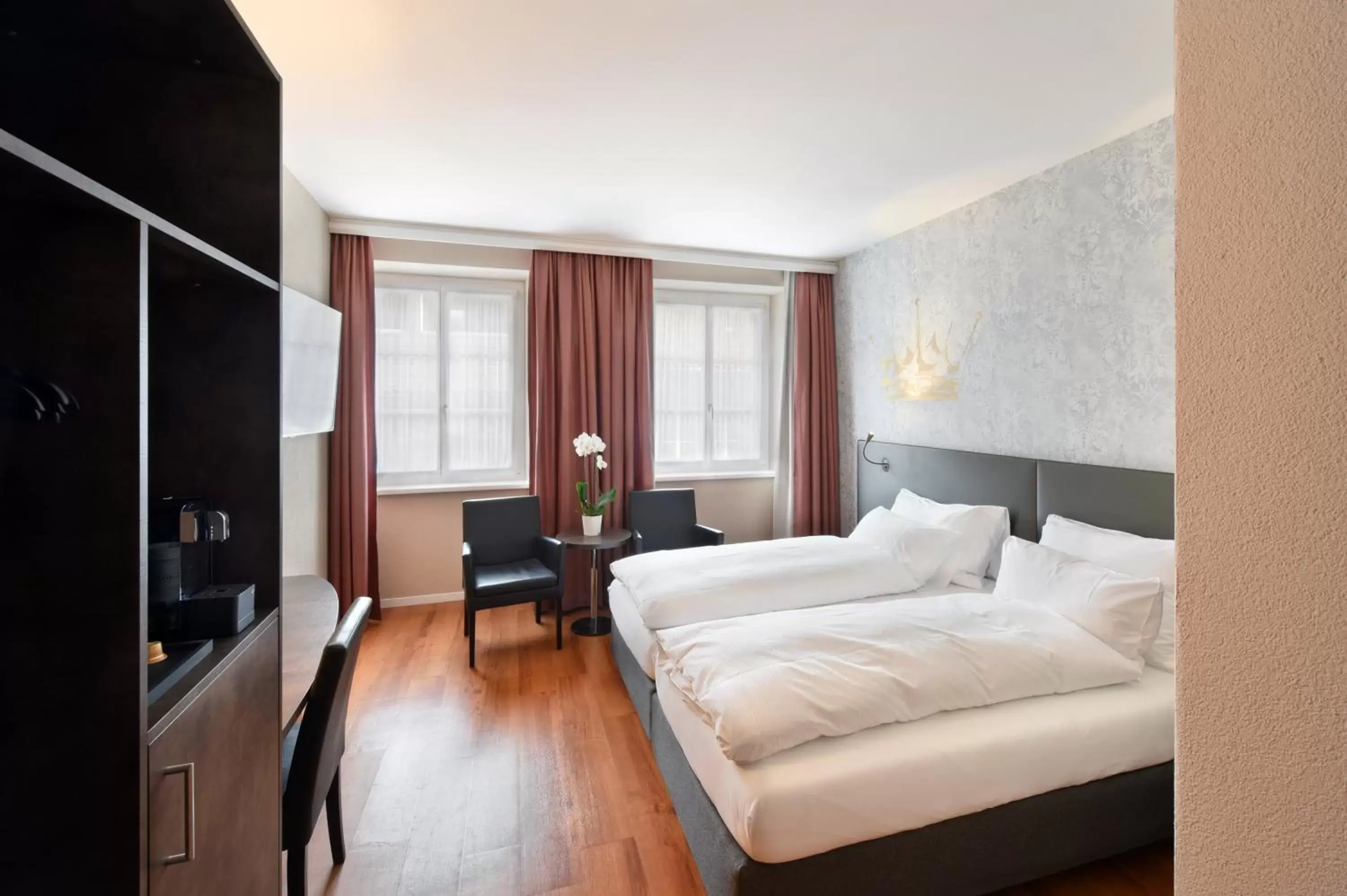 Photo of the whole room, Bed in Altstadt Hotel Krone Luzern