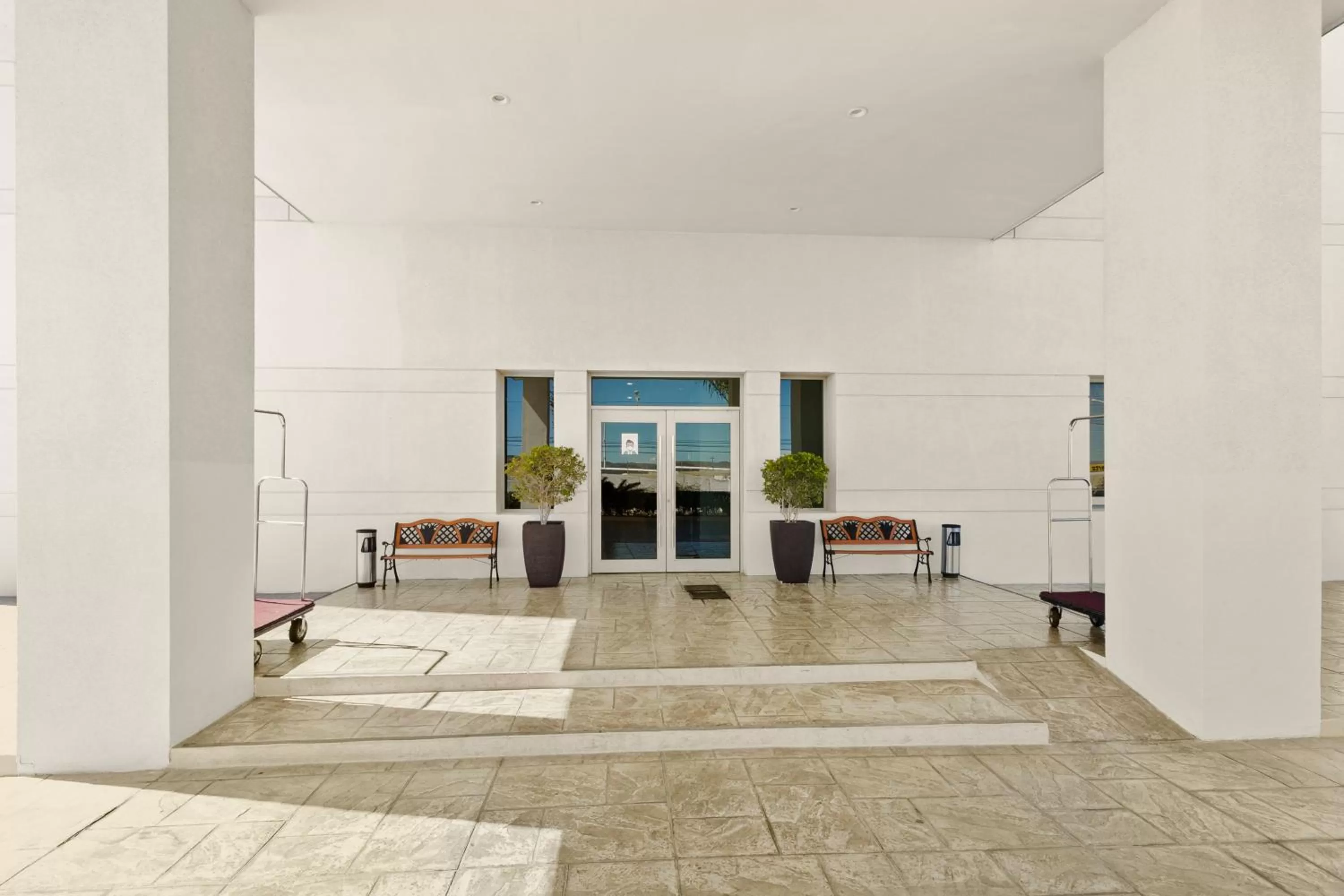 Facade/entrance in Hotel Aeropuerto Los Cabos