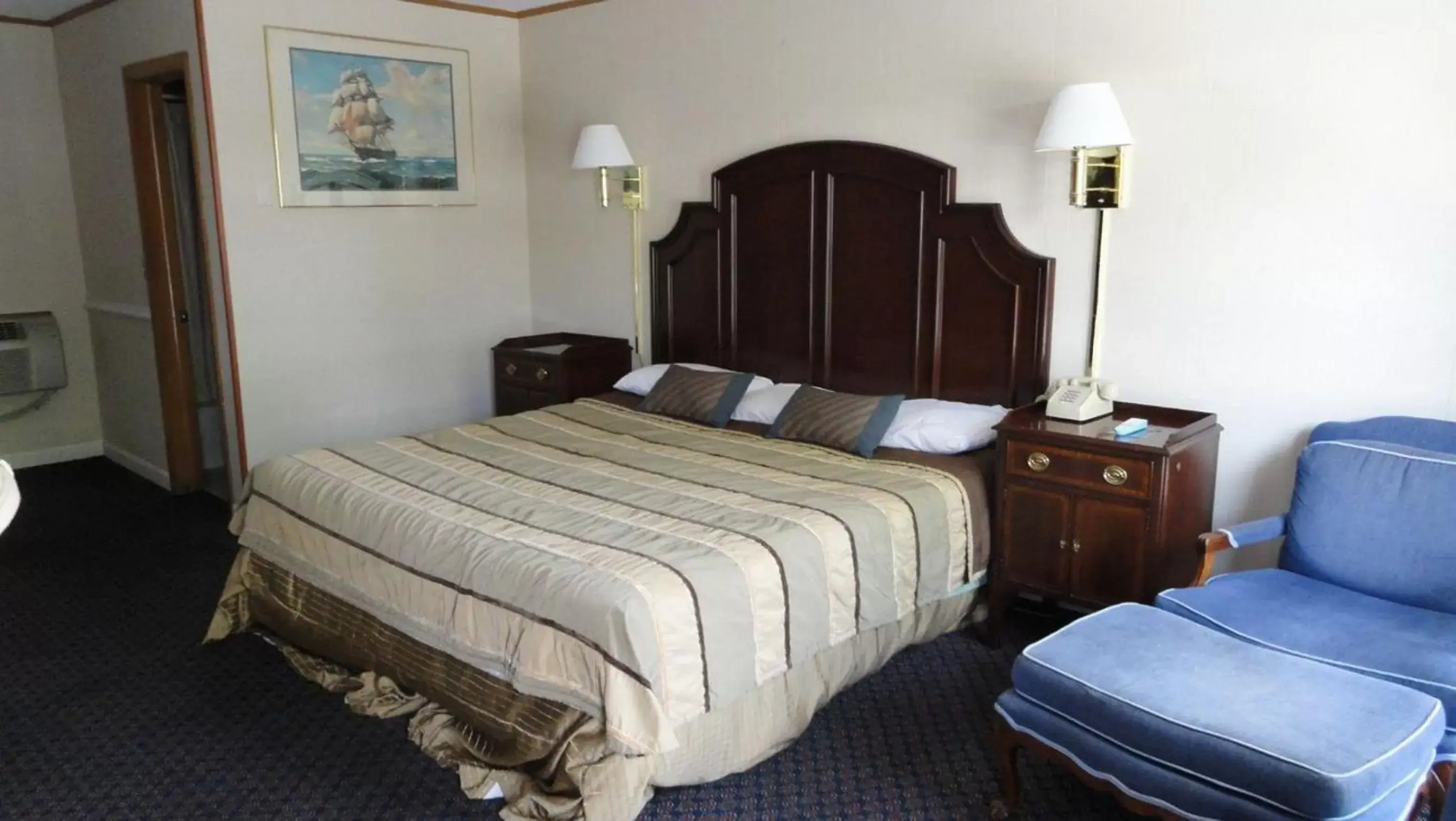 Bed in Harbor Base Inn