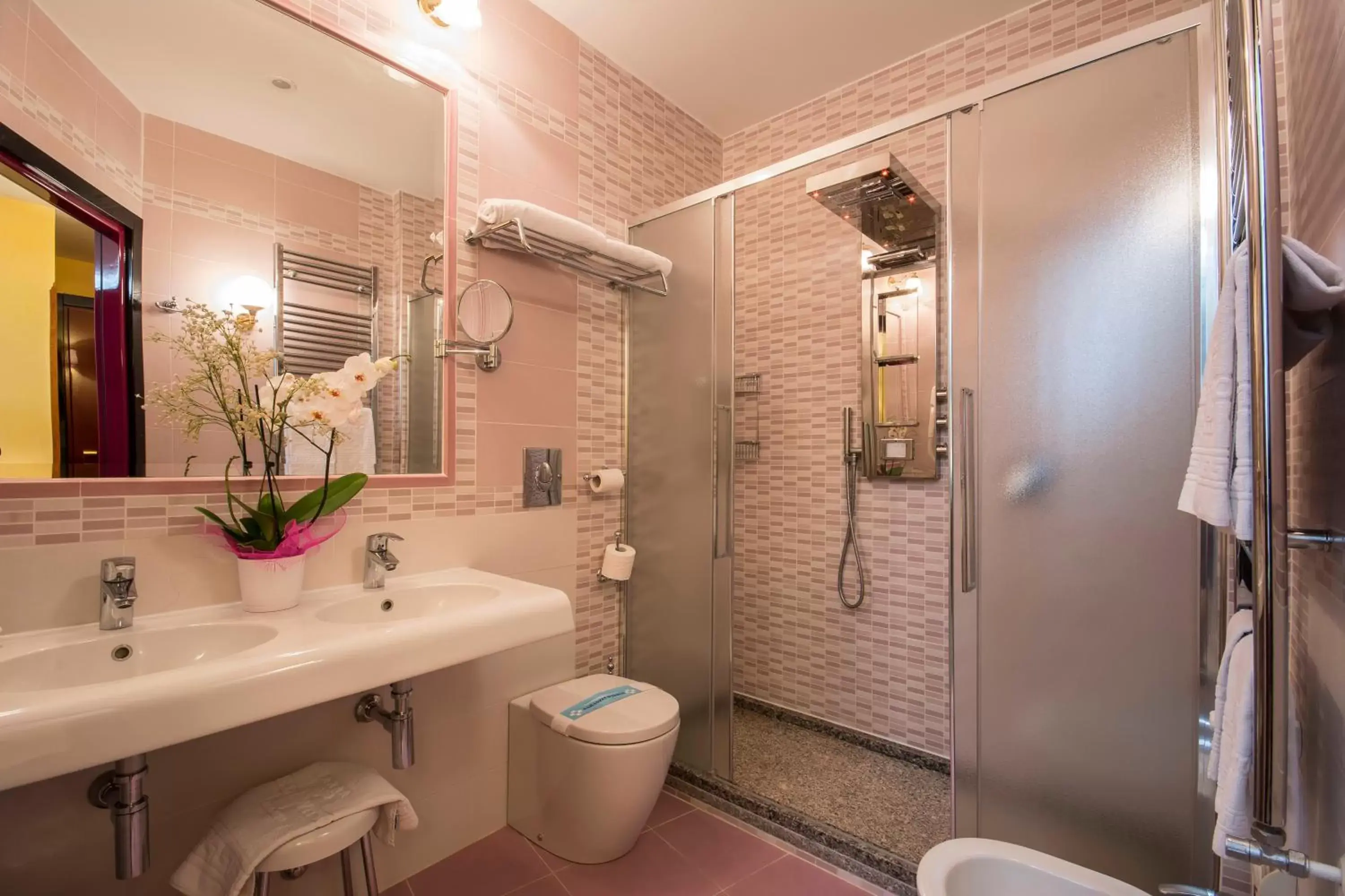 Bathroom in Hotel Vittoria